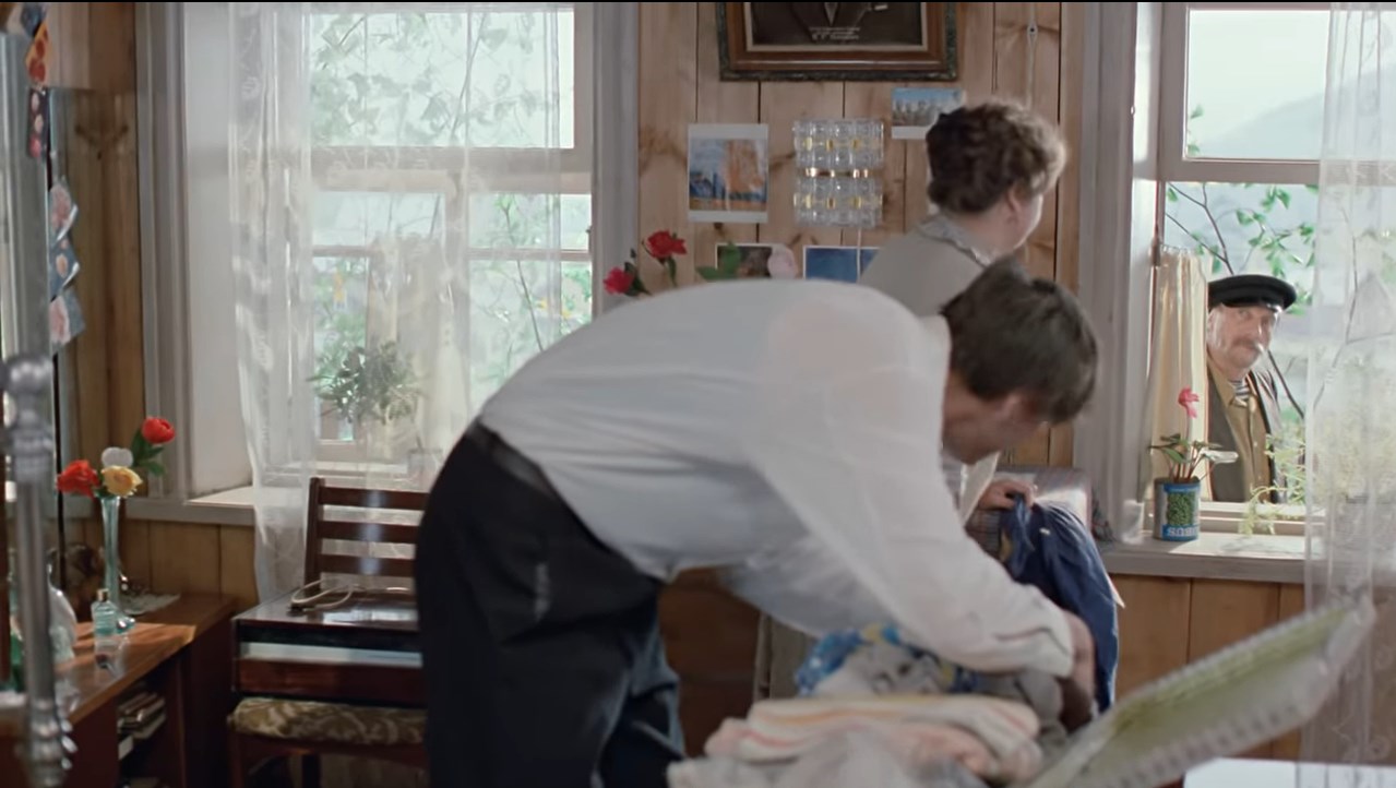 Извините, что помешал вам деньги прятать.