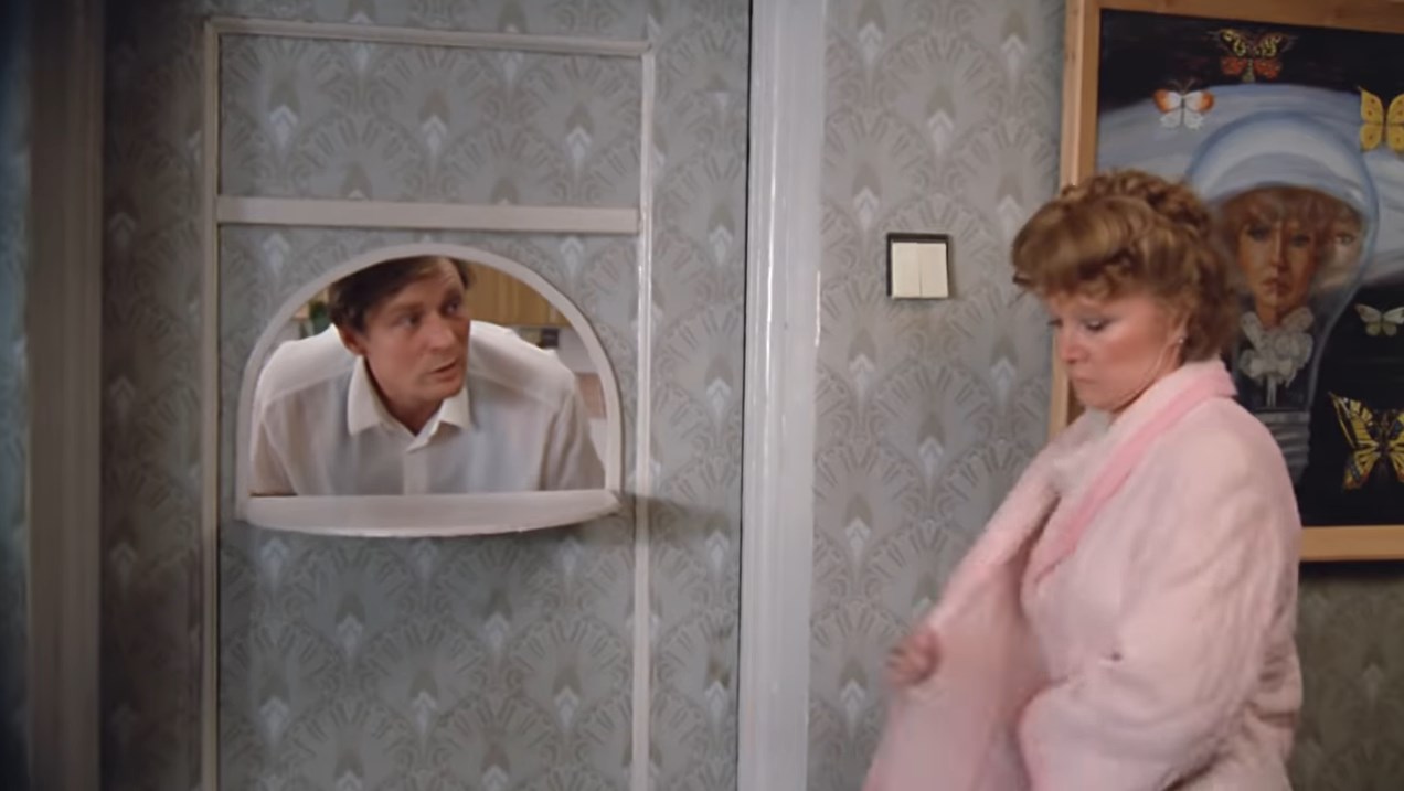 — Соль — это белый яд.
— Так сахар же белый яд.
— Сахар это сладкий яд.
— Раиса Захаровна, может с хлебушком, а?
— Хлебушек это вообще отрава!
— Нет, я бы сейчас горбушечкой отравился бы… Ну правда жрать охота!
— Не «жрать», а «есть».
— Чо?
— Не «чо», а «что»!