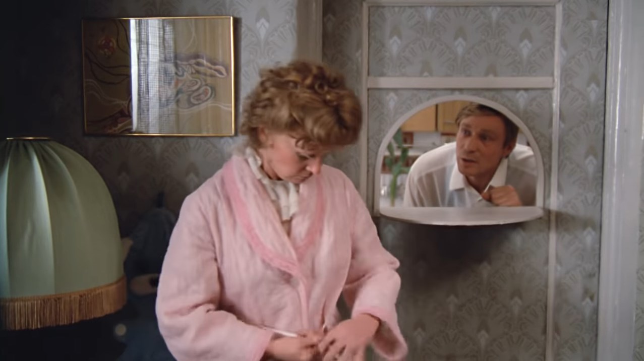 — Соль — это белый яд.
— Так сахар же белый яд.
— Сахар это сладкий яд.
— Раиса Захаровна, может с хлебушком, а?
— Хлебушек это вообще отрава!
— Нет, я бы сейчас горбушечкой отравился бы… Ну правда жрать охота!
— Не «жрать», а «есть».
— Чо?
— Не «чо», а «что»!