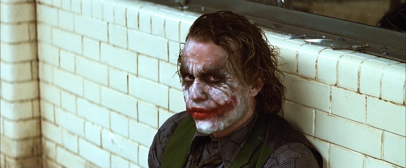 Джокер Хочешь знать, почему я использую нож? Пушки слишком быстры, не успеваешь насладиться, получить истинное удовольствие, а когда я использую нож, в этот самый последний момент раскрывается вся человеческая сущность, и в каком-то смысле я знаю твоих друзей лучше, чем ты. И... хочешь знать, кто из них был трусом?