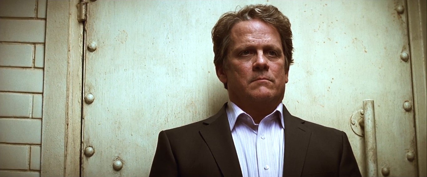 Джокер Хочешь знать, почему я использую нож? Пушки слишком быстры, не успеваешь насладиться, получить истинное удовольствие, а когда я использую нож, в этот самый последний момент раскрывается вся человеческая сущность, и в каком-то смысле я знаю твоих друзей лучше, чем ты. И... хочешь знать, кто из них был трусом?