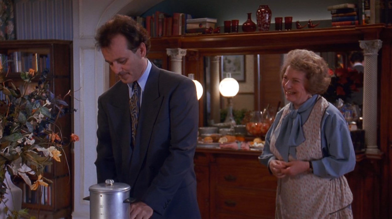 — Как спали, мистер Коннорс?
— Я спал один, миссис Ланкастер.
— Может быть кофе?
— Насколько я понимаю, ни эспрессо, ни капучино вы сегодня не предлагаете?
— Я… я не знаю...
— ...как пишется эспрессо или капучино... Пойдёт и этот.
— Надеюсь, вам понравится праздник.
— Да, конечно понравится...
— Говорят, надвигается снежная буря...
— Если нам не повезёт, снежная буря пройдёт совсем рядом. К полудню масса влажного воздуха, идущая с юга, расположится к востоку от нас. На большой высоте влага замёрзнет и образуется снег. Возможно накопление большого заряда. Максимальная температура в Панксатони около одного градуса мороза. Снег возможен, 20 процентов заряда сегодня и 20 завтра... Вы серьёзно хотели поговорить о погоде или просто болтали?
— Болтала...