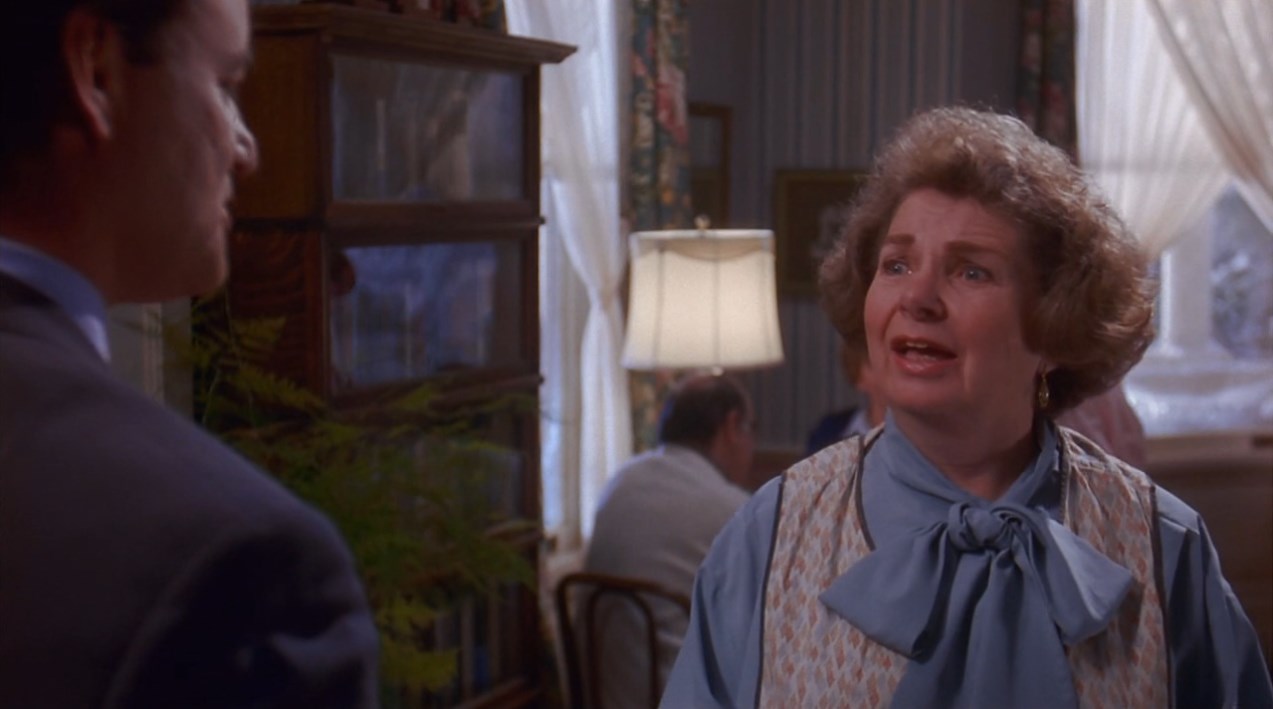 — Как спали, мистер Коннорс?
— Я спал один, миссис Ланкастер.
— Может быть кофе?
— Насколько я понимаю, ни эспрессо, ни капучино вы сегодня не предлагаете?
— Я… я не знаю...
— ...как пишется эспрессо или капучино... Пойдёт и этот.
— Надеюсь, вам понравится праздник.
— Да, конечно понравится...
— Говорят, надвигается снежная буря...
— Если нам не повезёт, снежная буря пройдёт совсем рядом. К полудню масса влажного воздуха, идущая с юга, расположится к востоку от нас. На большой высоте влага замёрзнет и образуется снег. Возможно накопление большого заряда. Максимальная температура в Панксатони около одного градуса мороза. Снег возможен, 20 процентов заряда сегодня и 20 завтра... Вы серьёзно хотели поговорить о погоде или просто болтали?
— Болтала...