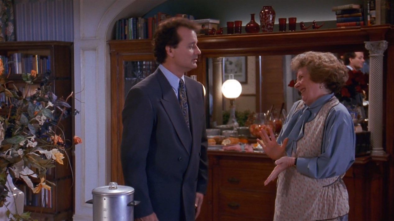 — Как спали, мистер Коннорс?
— Я спал один, миссис Ланкастер.
— Может быть кофе?
— Насколько я понимаю, ни эспрессо, ни капучино вы сегодня не предлагаете?
— Я… я не знаю...
— ...как пишется эспрессо или капучино... Пойдёт и этот.
— Надеюсь, вам понравится праздник.
— Да, конечно понравится...
— Говорят, надвигается снежная буря...
— Если нам не повезёт, снежная буря пройдёт совсем рядом. К полудню масса влажного воздуха, идущая с юга, расположится к востоку от нас. На большой высоте влага замёрзнет и образуется снег. Возможно накопление большого заряда. Максимальная температура в Панксатони около одного градуса мороза. Снег возможен, 20 процентов заряда сегодня и 20 завтра... Вы серьёзно хотели поговорить о погоде или просто болтали?
— Болтала...