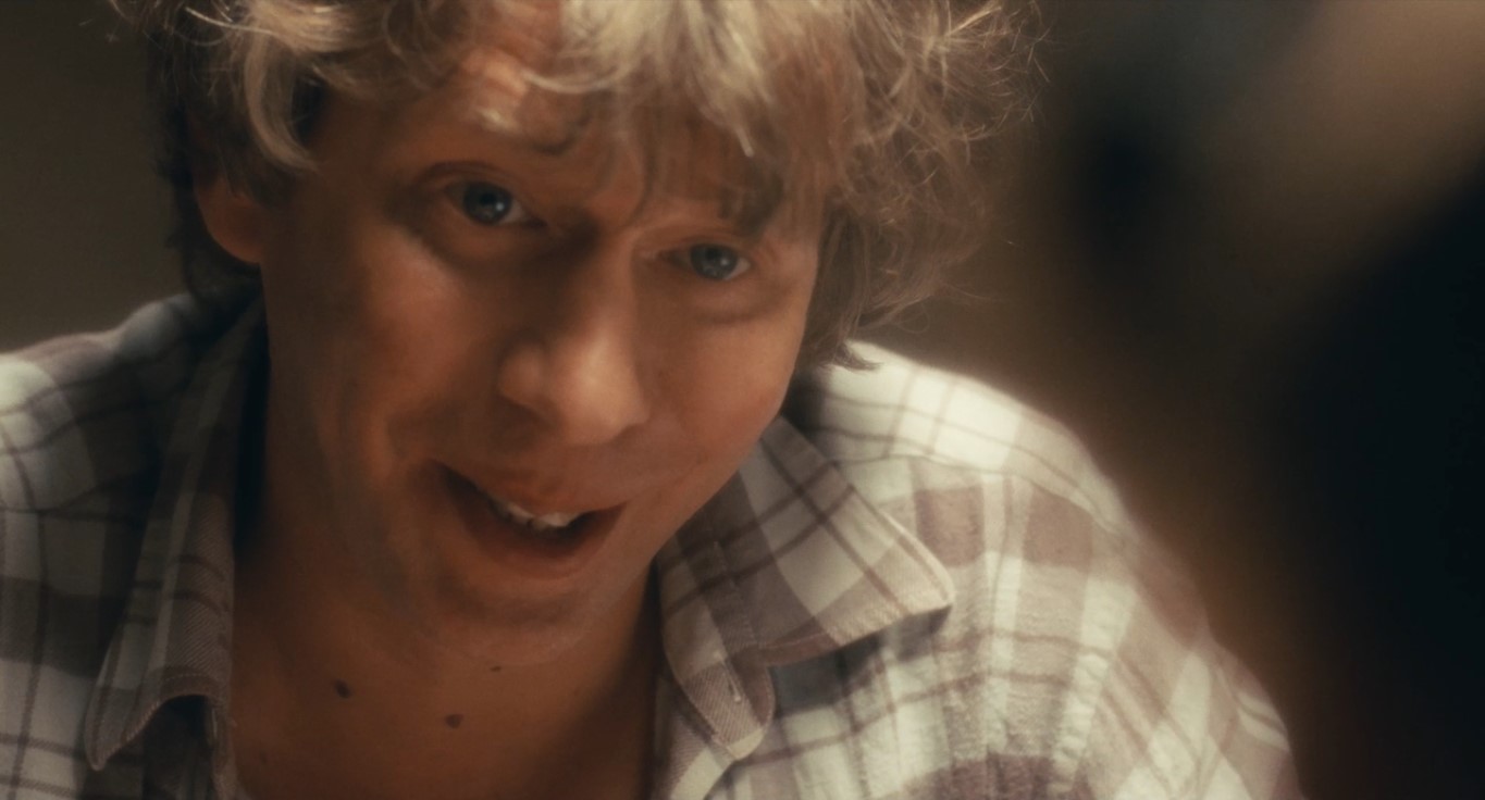 жена командированного Вячеслав Гаврилович (командированный) — Ну ведь было же, да? Было? В глаза мне смотри! Я же вижу, что было!
— Да не было ничего, зачем бы я тебе тогда рассказал.
— Угу... Ну целовались же, да? Целовались!
— Да вообще не целовались.
— Угу... Я поняла: ты к ней сам приставал, а она тебе отказала!
— Я же тебе говорю — это она ко мне приставала, а я отказал... Клянусь!
— Чем?
— Здоровьем Гоши.
— Че... правда не было? Отказал? Жанне Фриске?
— Да.
— Ну ты мудак...