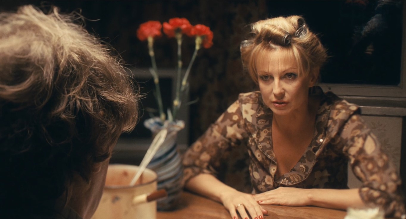 жена командированного Вячеслав Гаврилович (командированный) — Ну ведь было же, да? Было? В глаза мне смотри! Я же вижу, что было!
— Да не было ничего, зачем бы я тебе тогда рассказал.
— Угу... Ну целовались же, да? Целовались!
— Да вообще не целовались.
— Угу... Я поняла: ты к ней сам приставал, а она тебе отказала!
— Я же тебе говорю — это она ко мне приставала, а я отказал... Клянусь!
— Чем?
— Здоровьем Гоши.
— Че... правда не было? Отказал? Жанне Фриске?
— Да.
— Ну ты мудак...