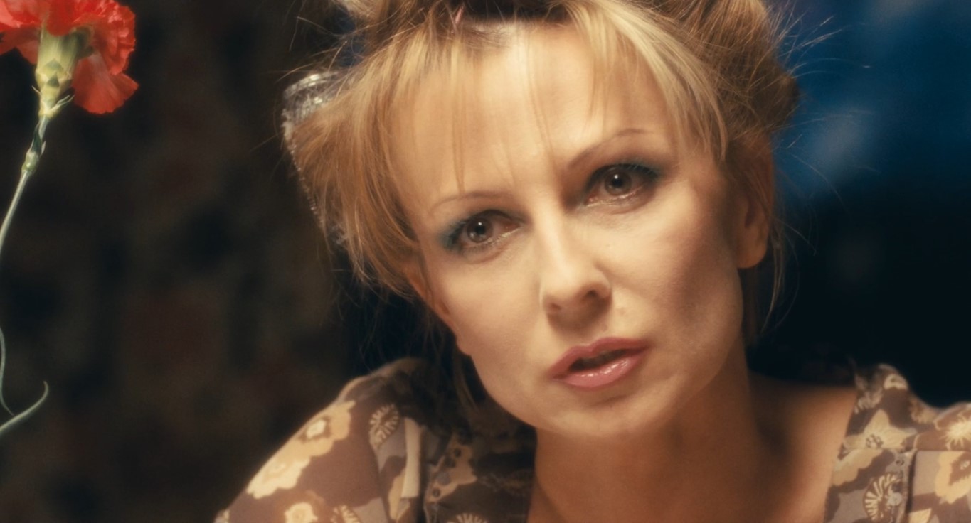 жена командированного Вячеслав Гаврилович (командированный) — Ну ведь было же, да? Было? В глаза мне смотри! Я же вижу, что было!
— Да не было ничего, зачем бы я тебе тогда рассказал.
— Угу... Ну целовались же, да? Целовались!
— Да вообще не целовались.
— Угу... Я поняла: ты к ней сам приставал, а она тебе отказала!
— Я же тебе говорю — это она ко мне приставала, а я отказал... Клянусь!
— Чем?
— Здоровьем Гоши.
— Че... правда не было? Отказал? Жанне Фриске?
— Да.
— Ну ты мудак...