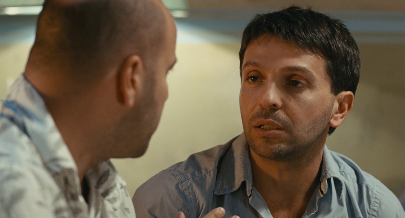 Лёша («Квартет И») Слава («Квартет И») Вячеслав Гаврилович (командированный) Жанна Фриске Лёша: — Ты представляешь, как в такой ситуации приятно отказать?
Слава: — Не представляю...
Лёша: — Она пришла... вся... Жанна Фриске.
Слава: — Ну я знаю, не надо.
Лёша: — Пришла и говорит — я твоя...
Жанна Фриске: — «Я люблю вас, Вячеслав Гаврилович!»
Лёша: — А он ей — раз!
Вячеслав Гаврилович: — «А я вас — нет!»
Лёша: — Всем бабам в её лице отмстил! За юношеские прыщи, за девочку в девятом классе, которая не пошла с тобой танцевать, за третьекурсницу, которая заснула в самый важный момент, пьяная дура!
Слава: — У тебя это тоже было?
Лёша: — Было!