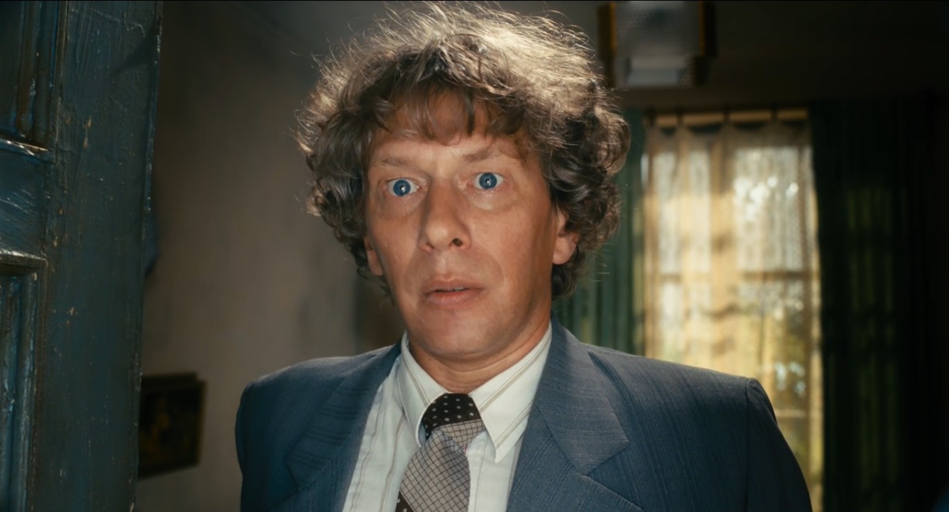 Лёша («Квартет И») Слава («Квартет И») Вячеслав Гаврилович (командированный) Жанна Фриске Лёша: — Ты представляешь, как в такой ситуации приятно отказать?
Слава: — Не представляю...
Лёша: — Она пришла... вся... Жанна Фриске.
Слава: — Ну я знаю, не надо.
Лёша: — Пришла и говорит — я твоя...
Жанна Фриске: — «Я люблю вас, Вячеслав Гаврилович!»
Лёша: — А он ей — раз!
Вячеслав Гаврилович: — «А я вас — нет!»
Лёша: — Всем бабам в её лице отмстил! За юношеские прыщи, за девочку в девятом классе, которая не пошла с тобой танцевать, за третьекурсницу, которая заснула в самый важный момент, пьяная дура!
Слава: — У тебя это тоже было?
Лёша: — Было!