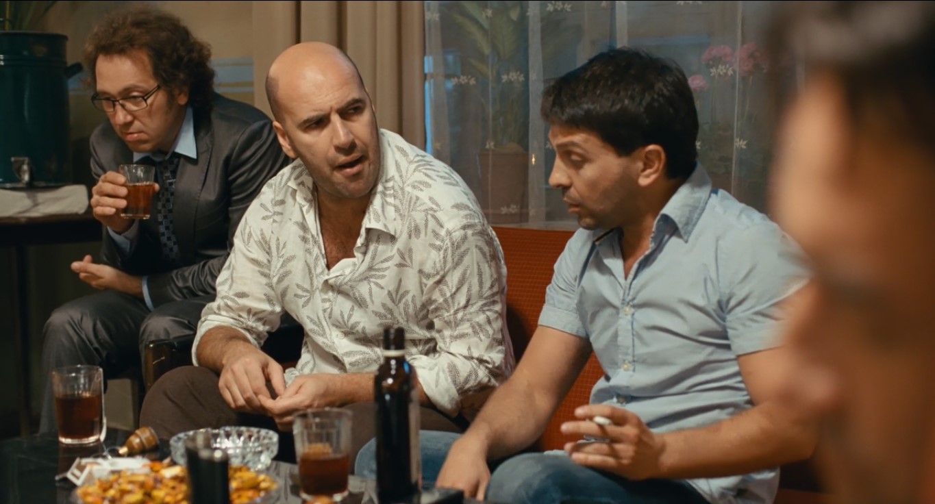 Лёша («Квартет И») Слава («Квартет И») Вячеслав Гаврилович (командированный) Жанна Фриске Лёша: — Ты представляешь, как в такой ситуации приятно отказать?
Слава: — Не представляю...
Лёша: — Она пришла... вся... Жанна Фриске.
Слава: — Ну я знаю, не надо.
Лёша: — Пришла и говорит — я твоя...
Жанна Фриске: — «Я люблю вас, Вячеслав Гаврилович!»
Лёша: — А он ей — раз!
Вячеслав Гаврилович: — «А я вас — нет!»
Лёша: — Всем бабам в её лице отмстил! За юношеские прыщи, за девочку в девятом классе, которая не пошла с тобой танцевать, за третьекурсницу, которая заснула в самый важный момент, пьяная дура!
Слава: — У тебя это тоже было?
Лёша: — Было!