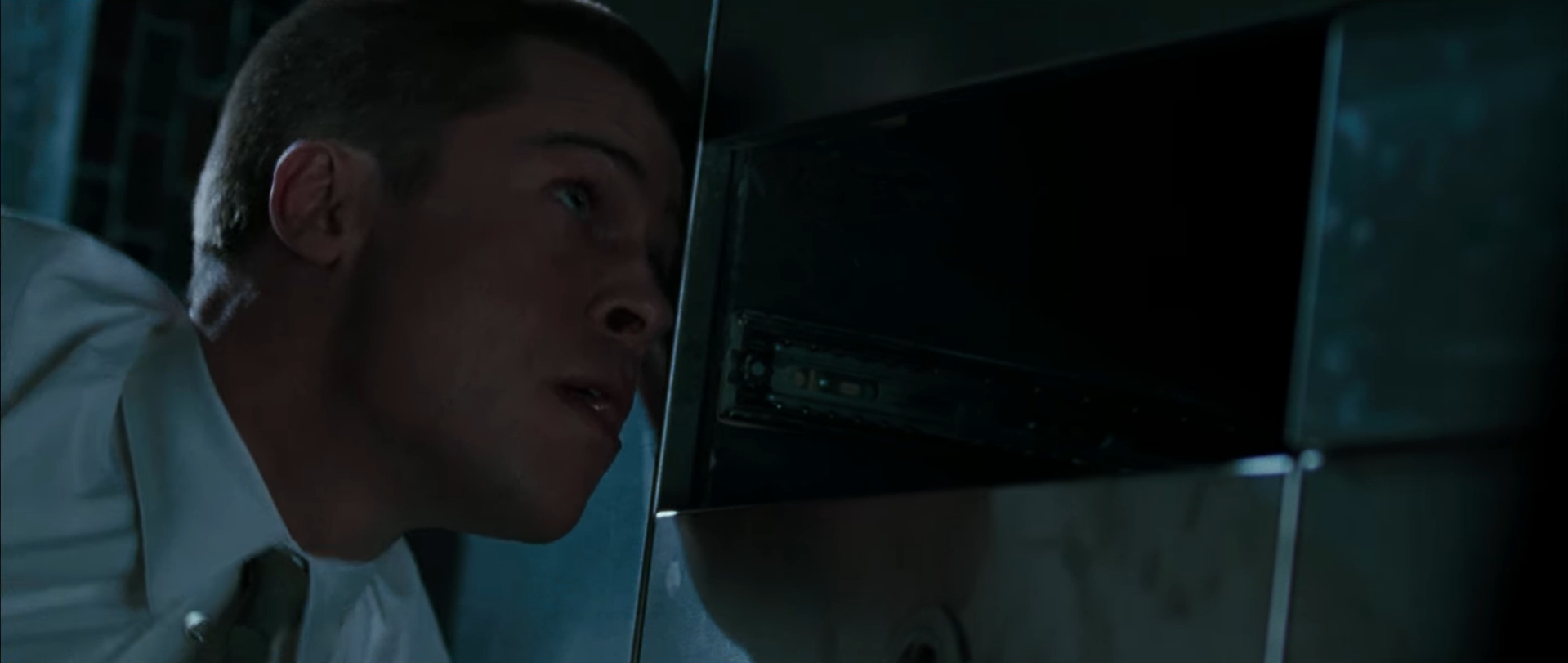 Джон Смит Стреляешь ты так же плохо, как и готовишь.