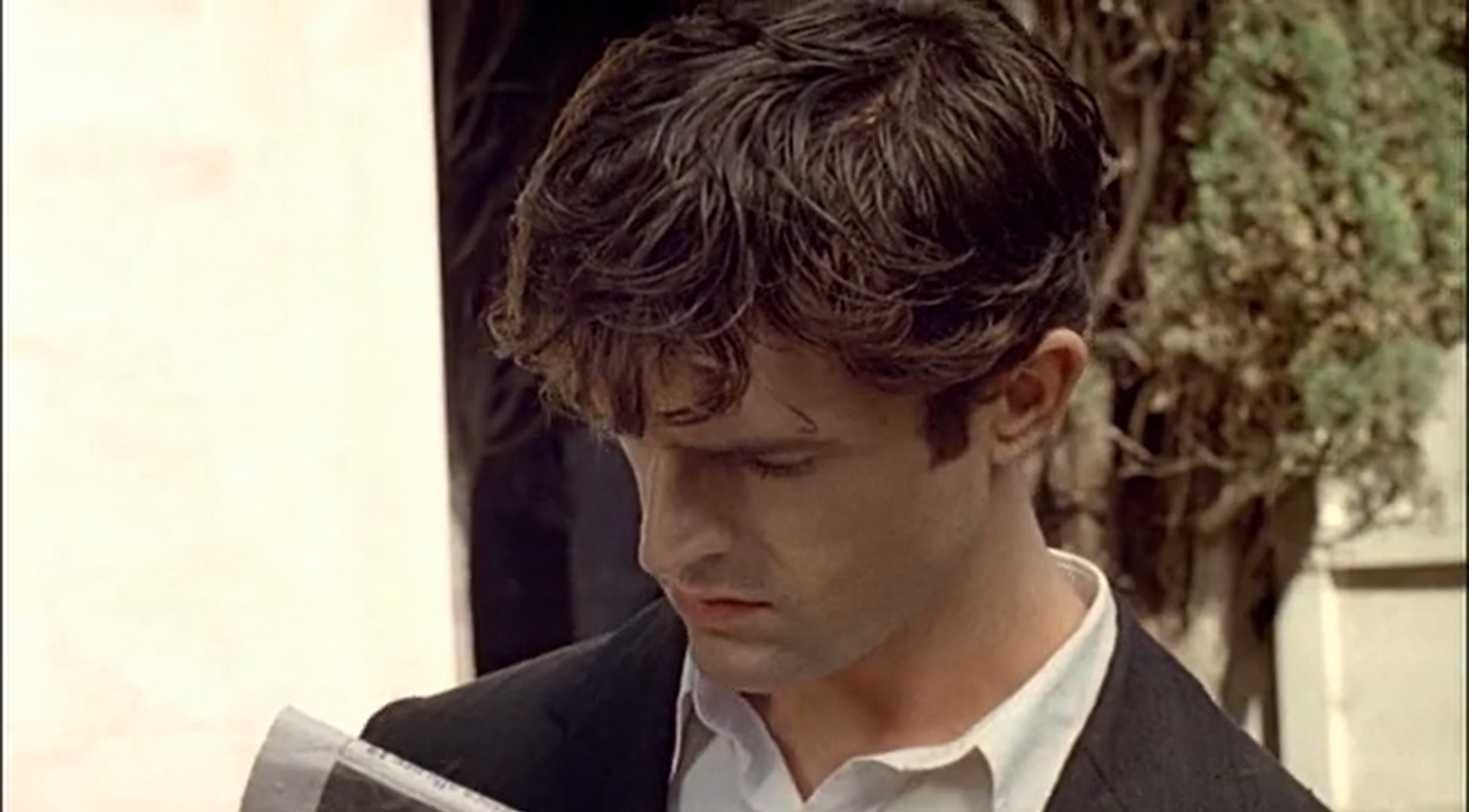 Каждый из нас делает все, что может, чтобы не думать о жизни.