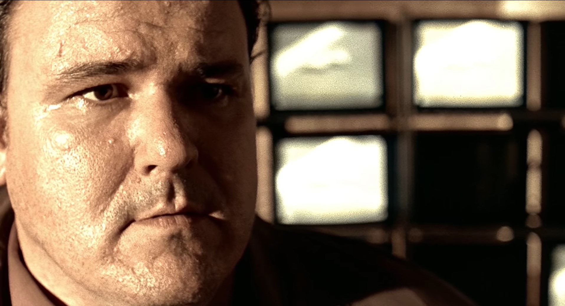 Если ты что-нибудь скроешь, я тебя убью. Если ты мне соврёшь или мне покажется, что ты мне врёшь, я тебя убью. Если ты что-нибудь забудешь, я тебя убью. Фактически, тебе изо всех сил придется стараться, чтобы остаться в живых. Так, ты понял всё, что я сказал? [«Грек» утвердительно кивает] Потому что если ты не понял, я тебя убью.