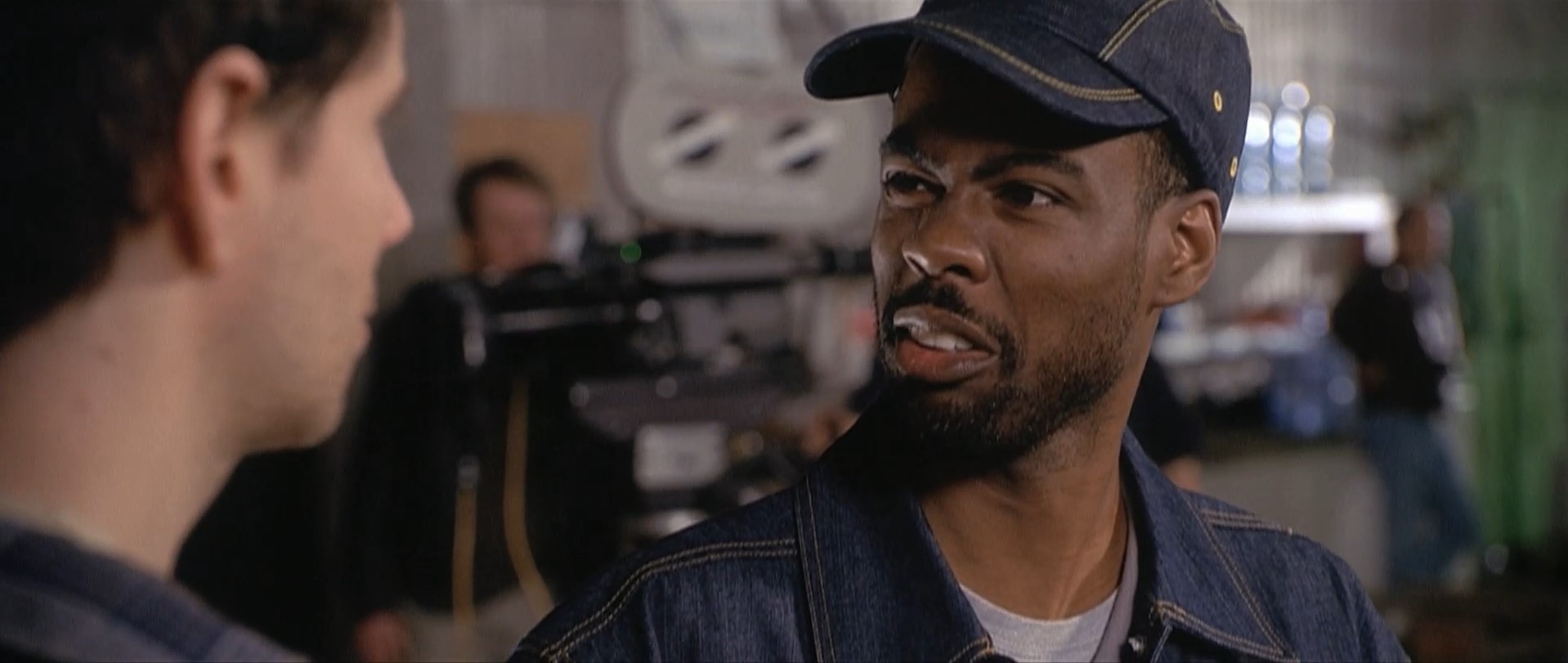 — Ваш кофе, сэр...
— Плюнул в него?
— Я не плевал...
— С козявками?
— Там нет козявок, сэр...
— Учился в киношколе, да? Бесишься поди, что черномазые ставят такой крупнобюджетный фильм, да? Папочка твой знает, что ты носишь нигеру кофе? У него инфаркт будет!
— Там нет козявок...