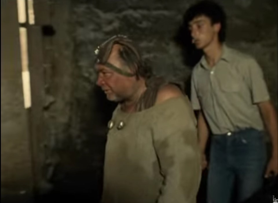 Уэф (чатланин) Гедеван Александрович Алексидзе «Скрипач» — Извините, а чатлане и пацаки — это национальность?
— Нет.
— Биологический фактор?
— Нет.
— Лица с других планет?
— Нет.
— А в чём они друг от друга отличаются?
— Ты что, дальтоник, Скрипач, — зелёный цвет от оранжевого отличить не можешь? Турист…