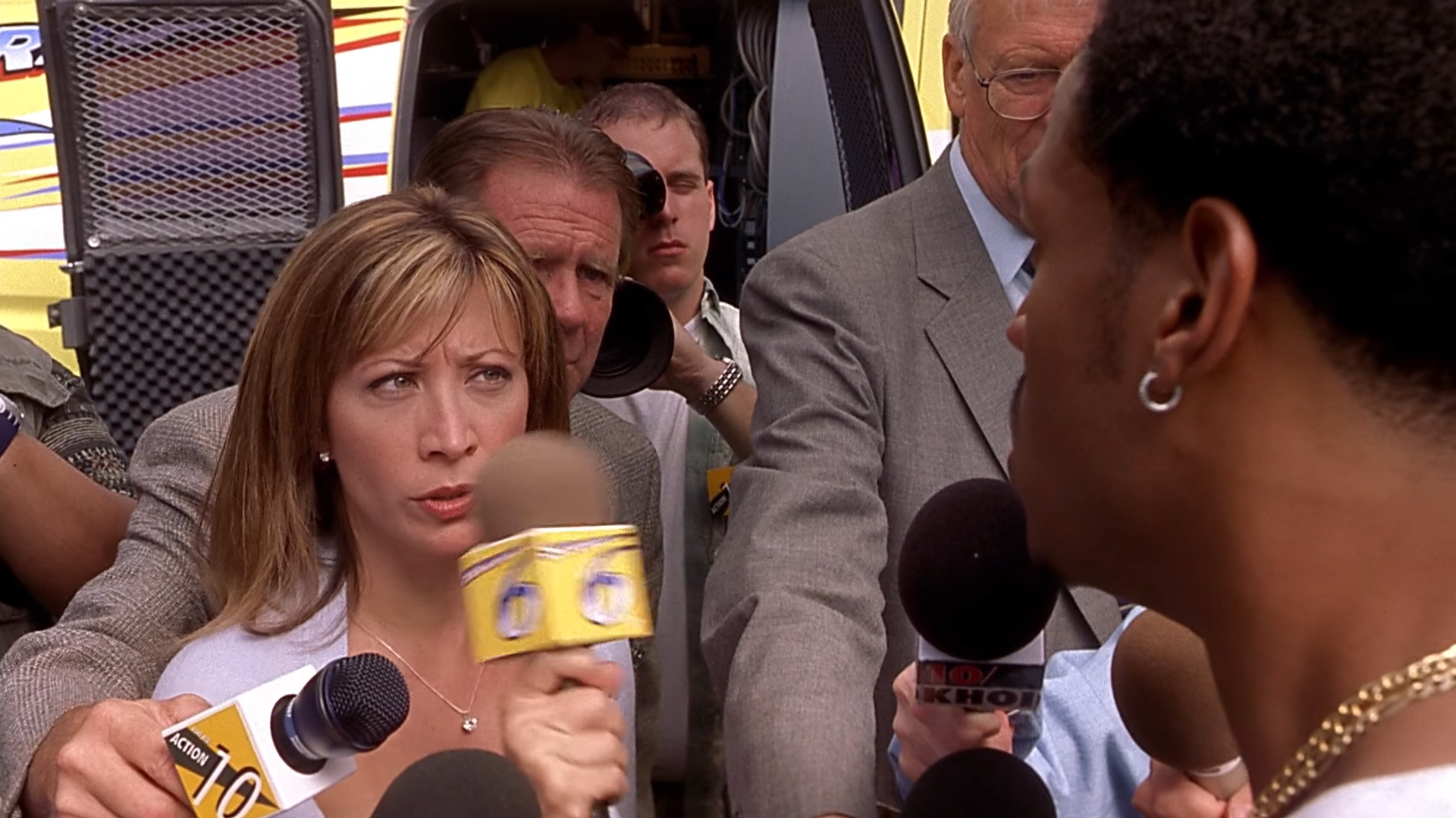 — Что бы вы ей сказали, если были бы с ней в тот вечер, когда её убили?
— Я бы сказал ей... БЕГИ, СУКА! БЕГИ!!