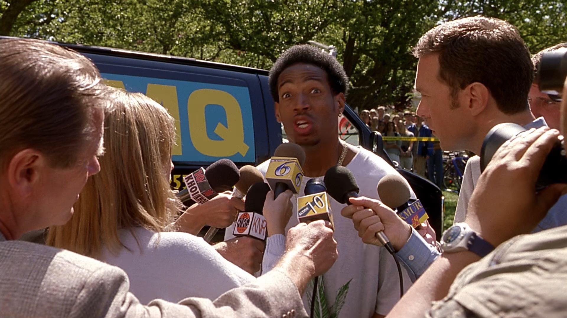 — Что бы вы ей сказали, если были бы с ней в тот вечер, когда её убили?
— Я бы сказал ей... БЕГИ, СУКА! БЕГИ!!