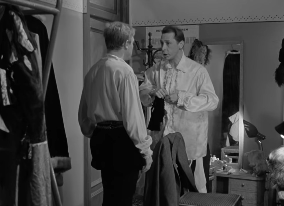 Трудно поймать человека, который ведет двойную жизнь.