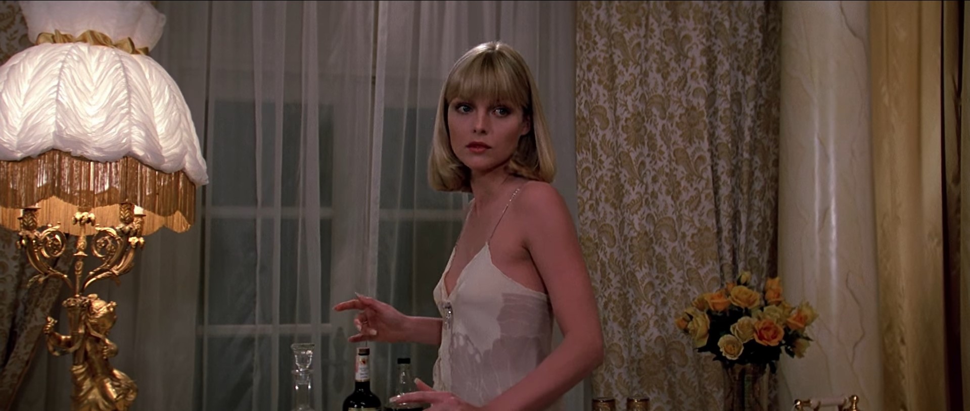 — Пожалуйста, хватит! Хватит говорить о деньгах! В этом доме только и разговоров, что о деньгах! Знаешь, во что ты превращаешься, Тони? Ты чертов эмигрант, миллионер, который не может перестать говорить!
— Кого ты называешь чертовым эмигрантом, ты — белый кусок хлеба!
— Вырой яму во дворе! Закопай деньги и забудь про них!
— Мне они тяжело достались. Помни об этом.
— Лучше бы тебе их подарили. Был бы хорошим человеком.