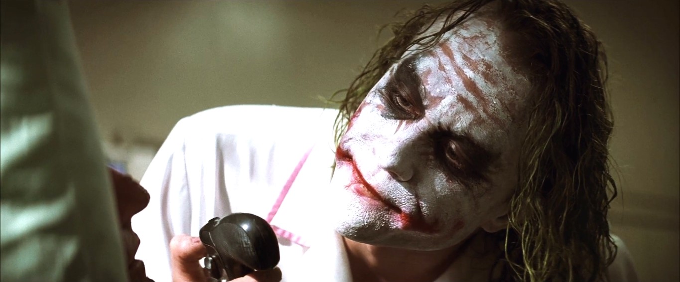 Джокер Знаешь, что я заметил? Никто не паникует, когда все идет согласно плану. Даже если план чудовищен. Если завтра, я заявлю прессе, что один из бандитов умрет, или грузовик с солдатами взлетит на воздух, никто не будет паниковать, потому что все это — часть плана. Но когда я говорю, что какой-то жалкий мэр умрет, все вокруг теряют голову. Совсем немного анархии. Нарушение установленного порядка, и все вокруг повергается в хаос. Я — носитель хаоса. Знаешь, что является основой хаоса? Это страх.