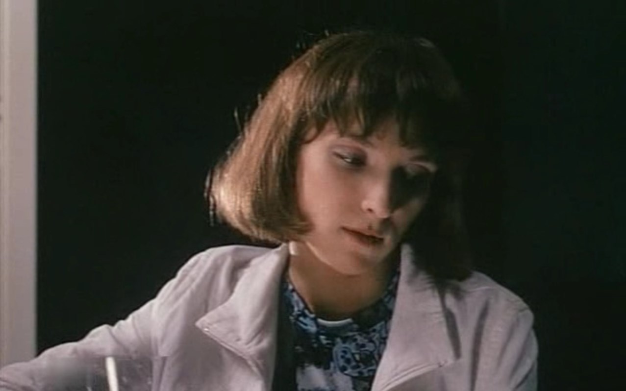 — Зоенька, влюбиться — это счастье?
— Беда ужасная. Ведь понимаешь, что Бог тебя с ним навсегда связал, а его с тобой связать может не захотел, а может не успел, и не знаешь как с этим справиться. И вдруг находит… думаешь, урву немного, навяжусь хоть на пару недель, а дальше гори всё огнём, а потом понимаешь, что после этих двух недель судьба твоя закончится.