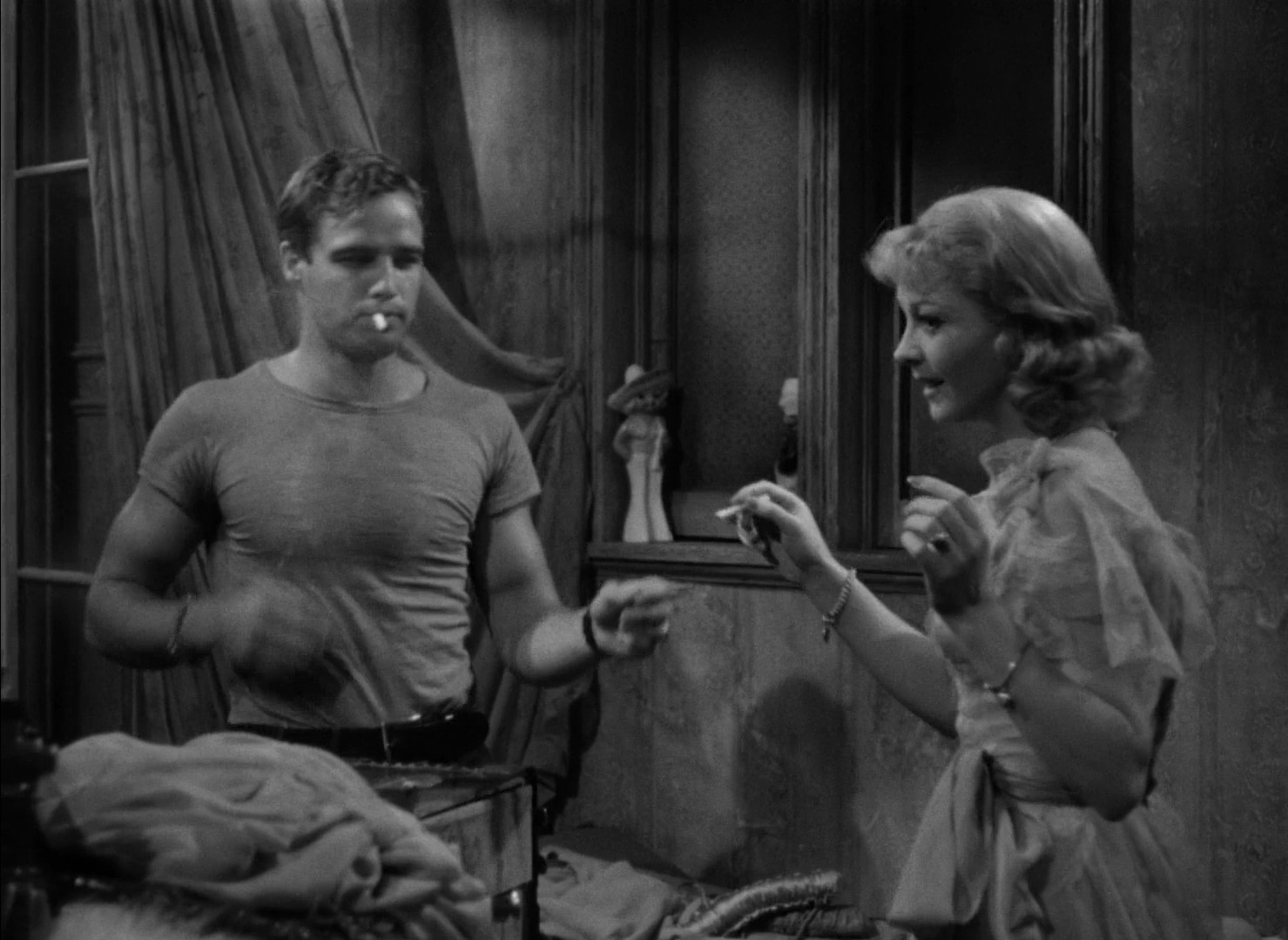 — Могу я попросить сигарету?
— Пожалуйста, кури на здоровье!