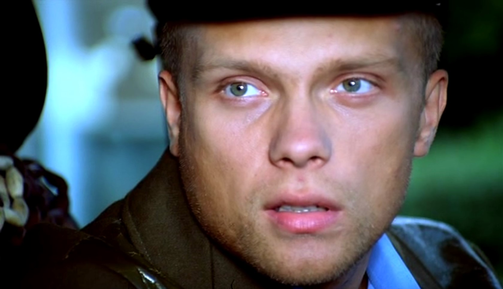 — А вы пить не будете? Драться не будете?
— Я, голубчик, не пью, не курю, не колюсь и не нюхаю. Компьютером не увлекаюсь. А драться я вообще непристрастен.
— Исключительный вы человек!