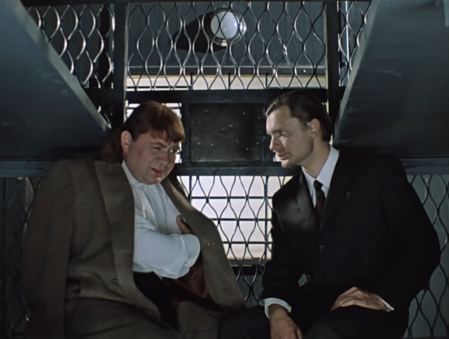 — Убегать.
— Канать. Обрываться.
— Правильно. Говорить неправду.
— Фуфло толкать.
— Хорошо.
— Тики-так.
— Пивная.
— Тошниловка.
— Ограбление.
— Гоп-стоп.
— Нехороший человек.
— Редиска.
— Хороший человек.
— Забыл…