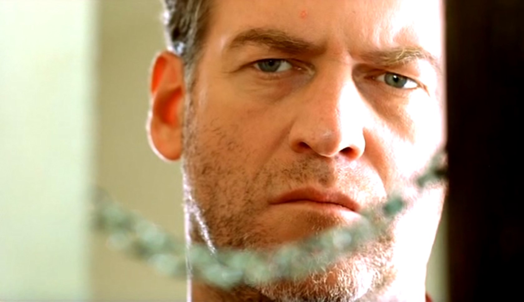 Я вами доведена до точки сборки. Вы меня под «Pink Floyd» невинности лишили и к дзен-буддизму пристрастили, а сами жениться на другой задумали?... Я вас наверняка в подъезде серной кислотой оболью. В суд подам. За растление несовершеннолетней гражданки Украины. То есть меня. Никакой посторонней женитьбы! И деньги здесь ни при чём — я ими пользоваться не умею!