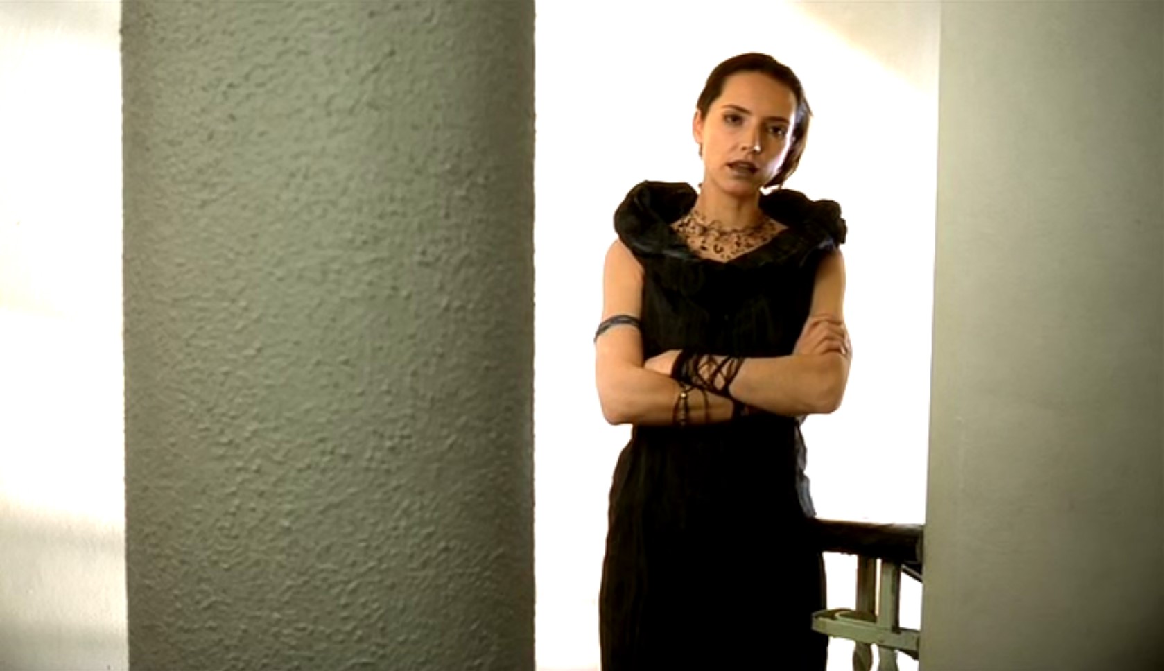 Я вами доведена до точки сборки. Вы меня под «Pink Floyd» невинности лишили и к дзен-буддизму пристрастили, а сами жениться на другой задумали?... Я вас наверняка в подъезде серной кислотой оболью. В суд подам. За растление несовершеннолетней гражданки Украины. То есть меня. Никакой посторонней женитьбы! И деньги здесь ни при чём — я ими пользоваться не умею!