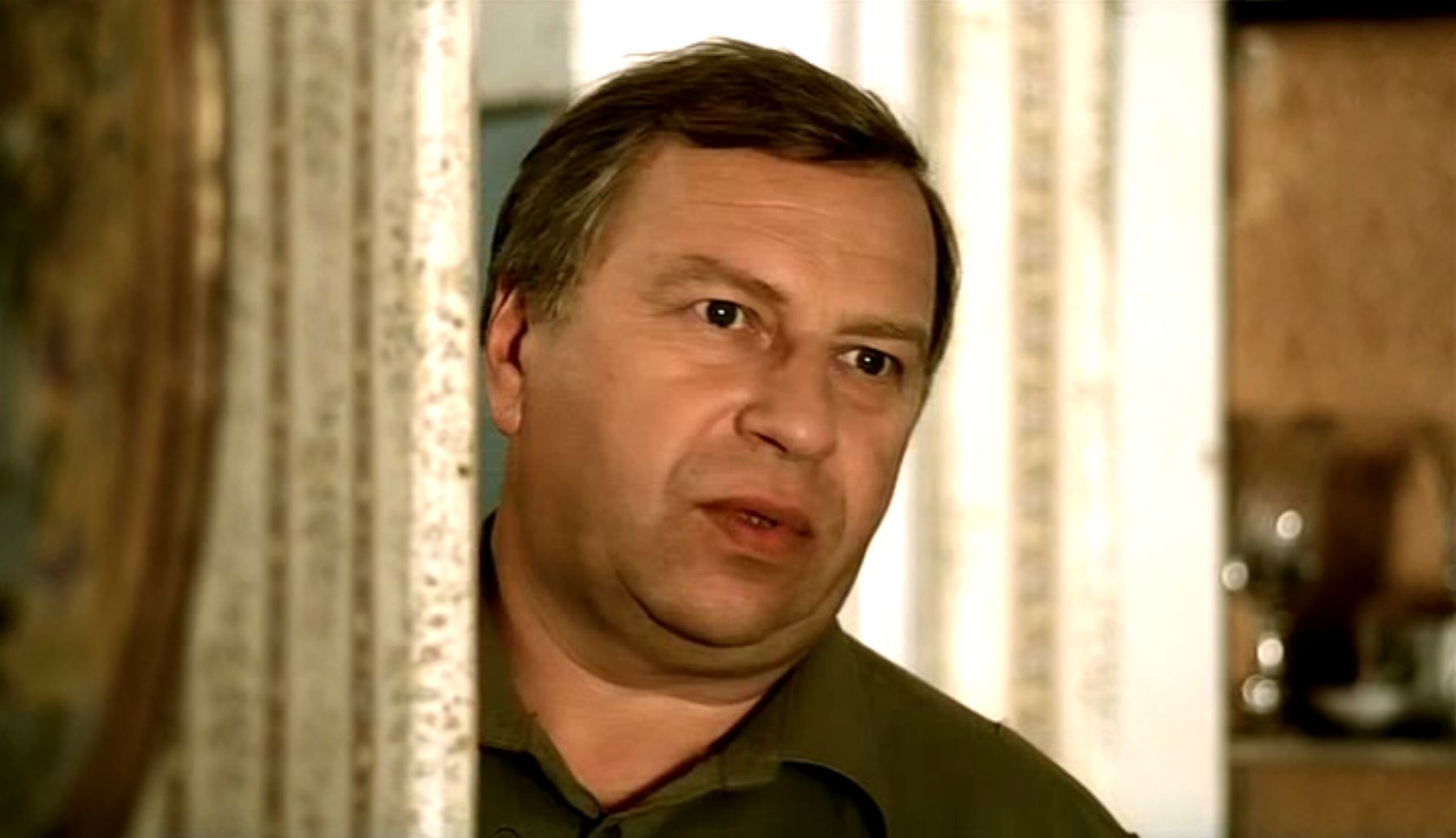 генерал Иволгин: — Товарищи, мы тут говорим, а там всё стоит!
Ганя Иволгин: — Что стоит?
генерал Иволгин: — Всё стоит!