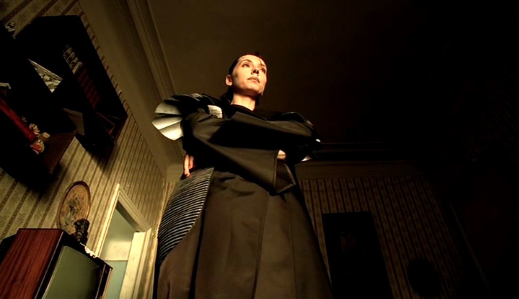 Настасья Филипповна: — Ну что, сволочь столичная, знакомиться будем?
Ганя Иволгин: — Чем обязаны, Настасья Филипповна? Вы, я слышу, основательно датая? Поскандалить изволите или так, от чистого сердца?
Настасья Филипповна: — Поскандалить. А слышали, что я за вашего дрочилу могу пойти?
генеральша Иволгина: — Чё это он дрочила-то?
Настасья Филипповна: — Так кто ж не знает? Все знают, самый первый в столице рукоблуд.