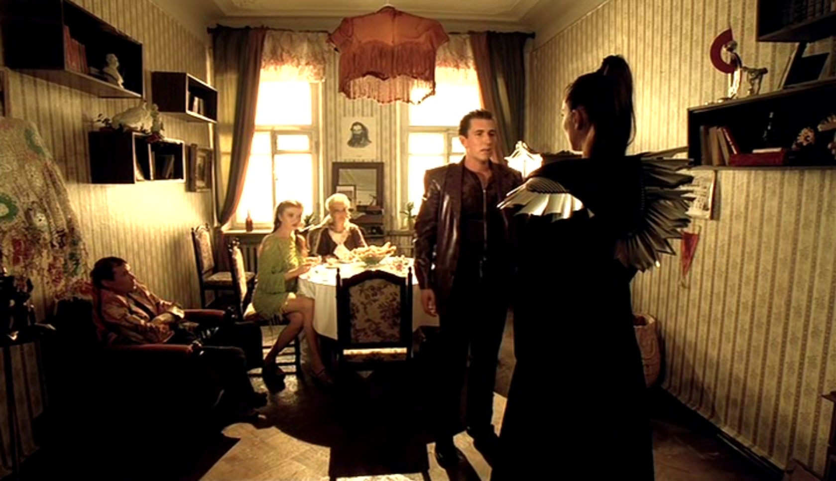 Настасья Филипповна: — Ну что, сволочь столичная, знакомиться будем?
Ганя Иволгин: — Чем обязаны, Настасья Филипповна? Вы, я слышу, основательно датая? Поскандалить изволите или так, от чистого сердца?
Настасья Филипповна: — Поскандалить. А слышали, что я за вашего дрочилу могу пойти?
генеральша Иволгина: — Чё это он дрочила-то?
Настасья Филипповна: — Так кто ж не знает? Все знают, самый первый в столице рукоблуд.