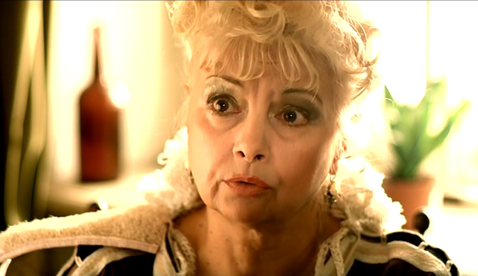 Настасья Филипповна: — Ну что, сволочь столичная, знакомиться будем?
Ганя Иволгин: — Чем обязаны, Настасья Филипповна? Вы, я слышу, основательно датая? Поскандалить изволите или так, от чистого сердца?
Настасья Филипповна: — Поскандалить. А слышали, что я за вашего дрочилу могу пойти?
генеральша Иволгина: — Чё это он дрочила-то?
Настасья Филипповна: — Так кто ж не знает? Все знают, самый первый в столице рукоблуд.