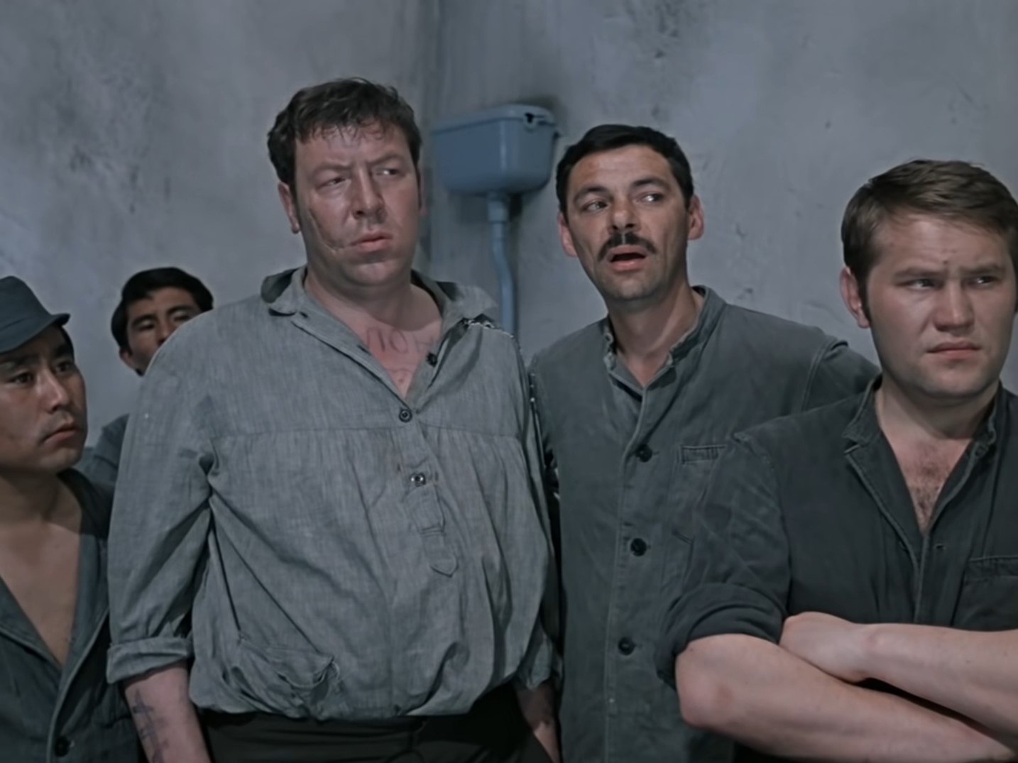 Деточка! А вам не кажется, что ваше место возле параши?