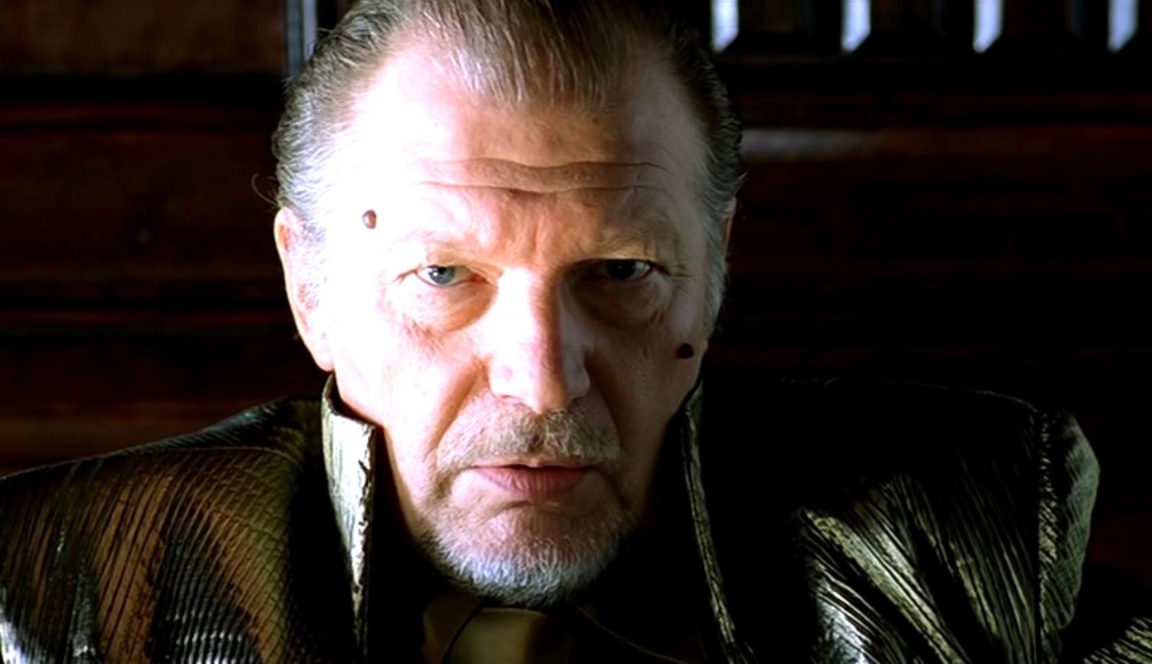 генерал Епанчин: — Да ты, брат, дурачок, видно?
князь Мышкин: — От вас ничего не утаишь, на то Вы и генерал.