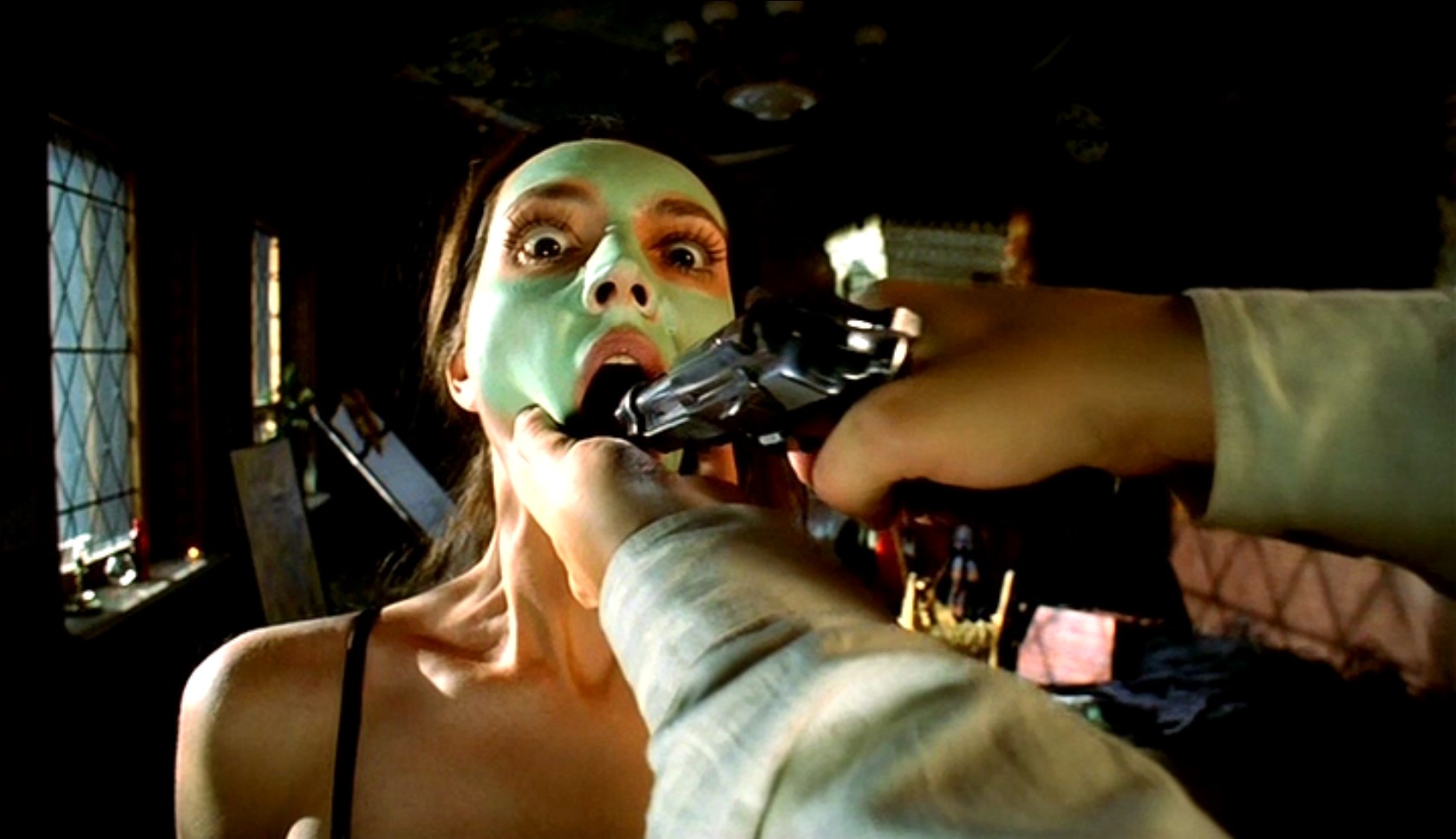 Вернулись мы, в общем, с ваших свадеб бесконечных. Кофе попили. И водки. И начала она мне мозг сверлить.  В конце концов я дуло ей в рот вставил и на курок нажал. Что-то накатило.