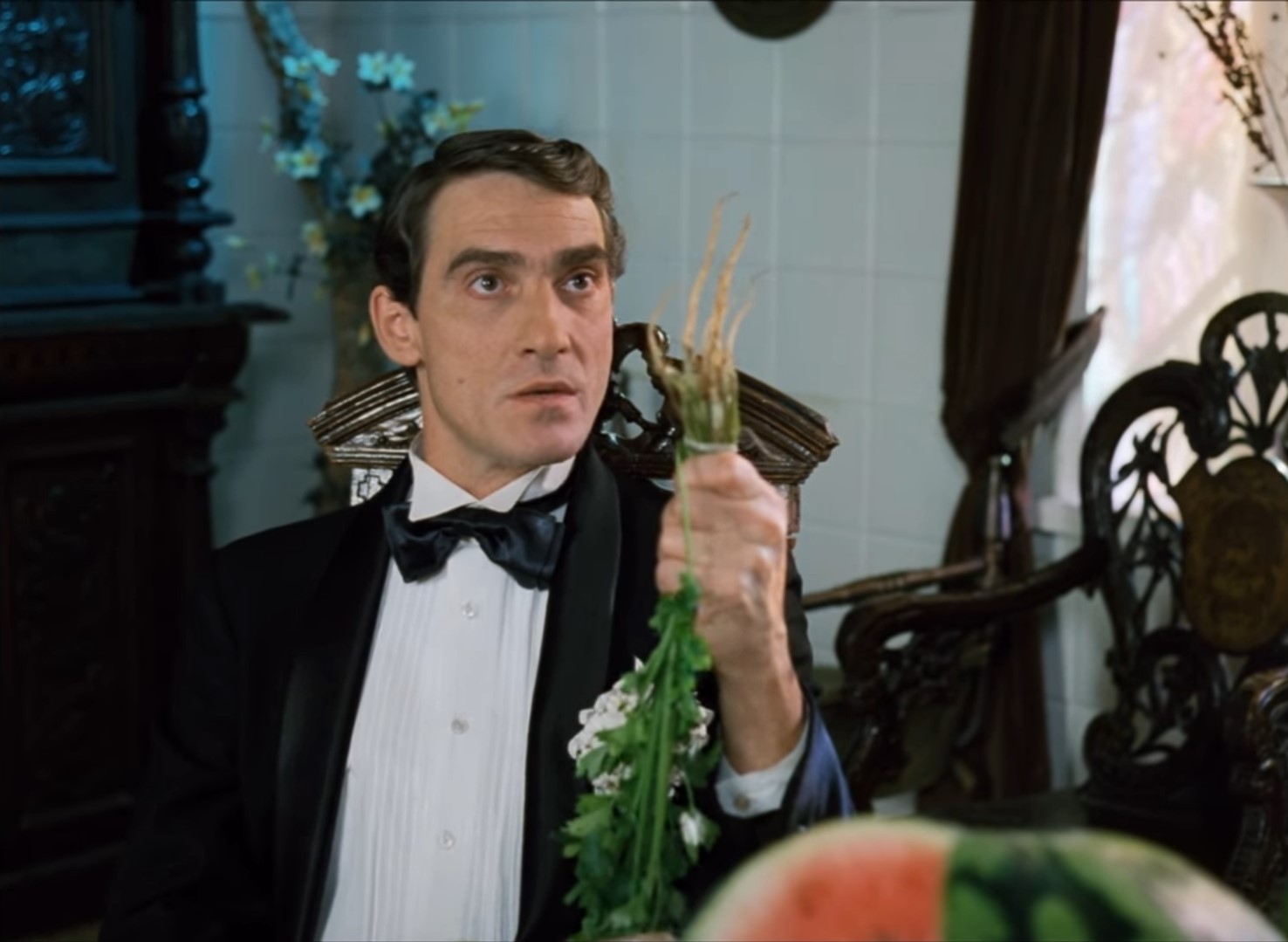 — Я отказываюсь от любых переговоров, пока вы не прекратите дискриминацию граждан цыганской национальности.
— Да кому они нахрен нужны — твои цыгане.
— Вот он, великодержавный шовинизм в действии. Забыли, кто для вас Куликовскую битву выиграл?
— Неужто цыгане?
— А этот к нам вообще ненависти не скрывает. Проводит антицыганскую пропаганду среди американского населения.
— А за что вас любить-то? Что вы вообще за нация такая? Где ваши корни?
— Ну конечно, только вы богоизбранный народ, а остальные недочеловеки, гои!
— Кстати, насчет гоев — это вы, евреи, действительно загнули, сами-то что, лучше?
— Ну что ты, братишка, они не лучшие, они единственные, а остальные должны им прислуживать. Но один прокол у них вышел — Христа распяли?!
— Сами породили, сами и распяли! Это наши сугубо еврейские разборки, гоям не понять.
— Ты что, моего Христа в евреи записываешь?!
— А ты как думал, если папа — еврей, мама — еврейка, то ребеночек — русский?
— Папа у него голубь!