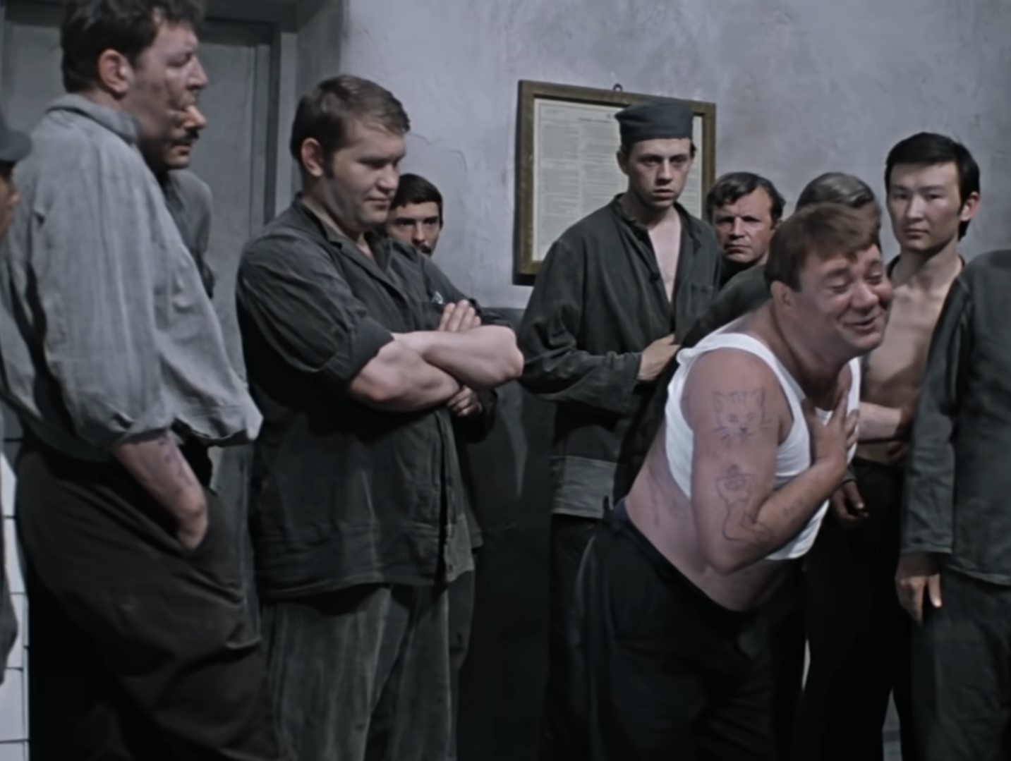 — Скока я зарезал, скока перерезал, скока душ я загубил… Моргалы выколю!
— Помогите, хулиганы зрения лишают!