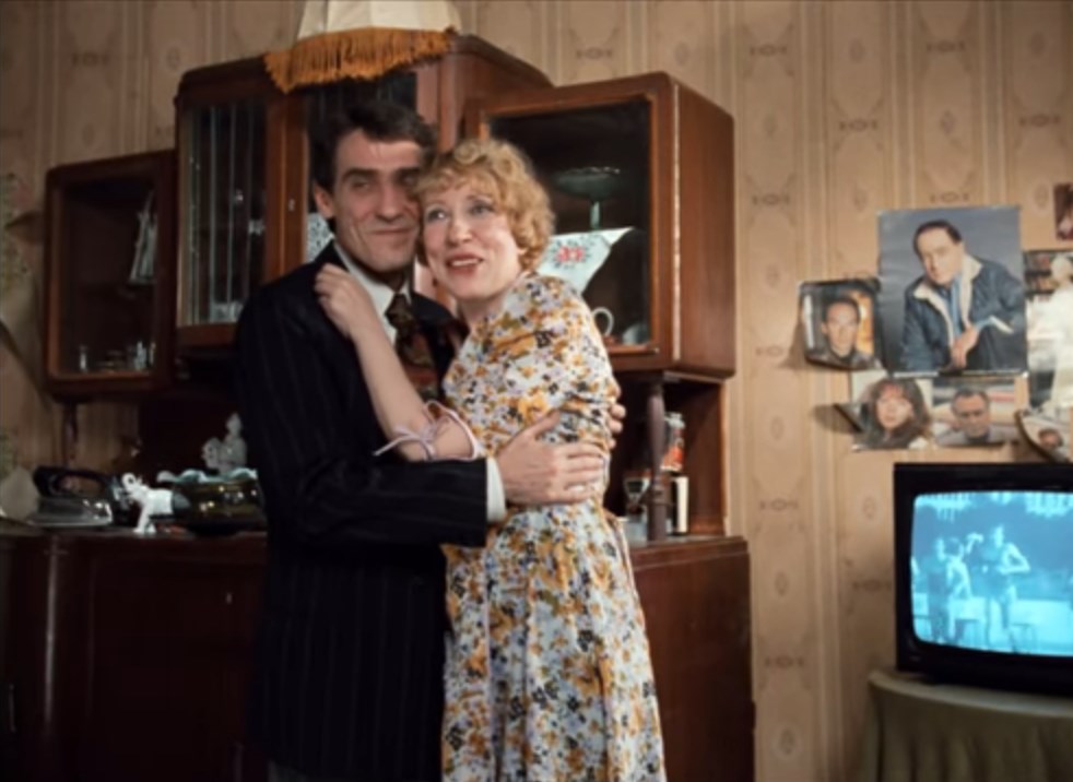 — Не забывает, как только отсидит — сразу же к маме.
— Хорошего сына воспитала, дай Бог каждому.