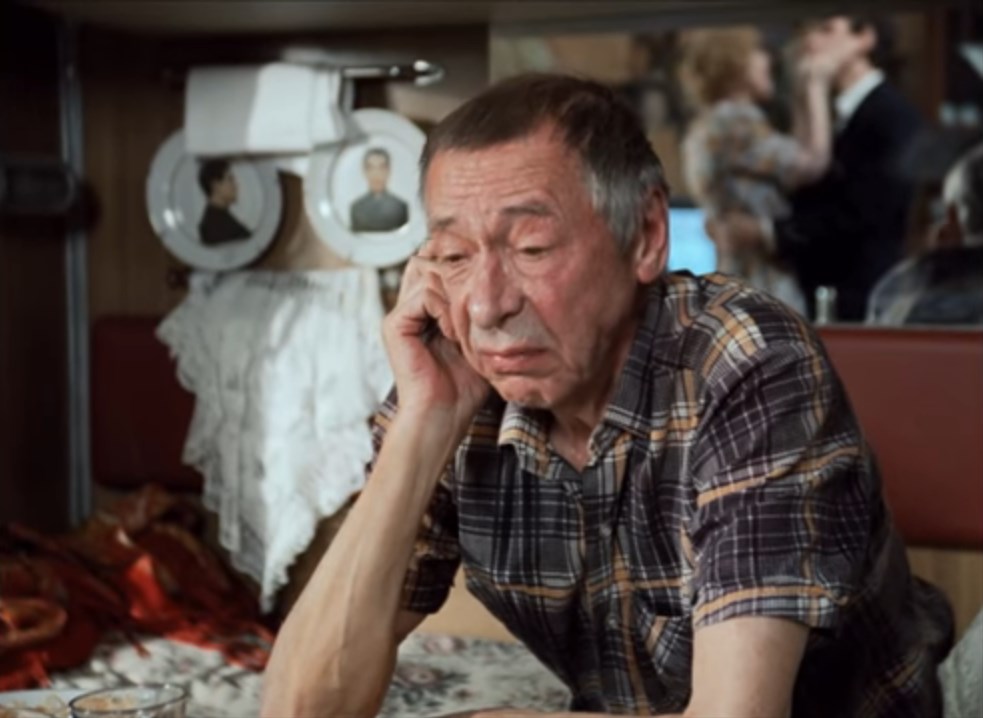 — Не забывает, как только отсидит — сразу же к маме.
— Хорошего сына воспитала, дай Бог каждому.