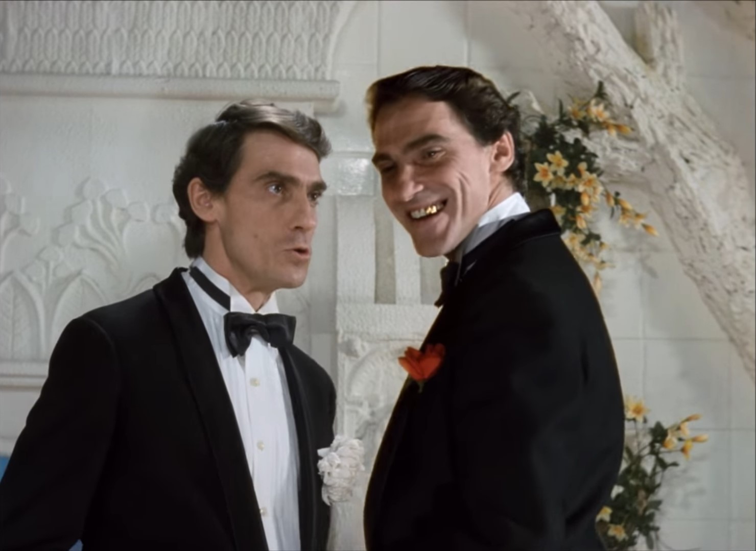 — Ваша китчевая музыка испохабила всю русскую культуру, какую мелодию не возьми — отовсюду цыганочка прёт!
— Не цыганочка, а ваши семь-сорок — еврейская культура, которую вы давно выдаете за великую русскую и великую цыганскую! Правильно я говорю, братишка?
— Абсолютно точно, всё жиды захватили — все газеты, все телевизоры — и влияют на гоев!
— Только вот не надо, что вы за нация такая, если вас так легко захватить можно? Работать надо, а не водку целыми днями глушить!
— Русофоб!
— Ну зачем так грубо-то, просто «жид пархатый».
— Антисемит!
— Сионист!
— Юдофоб! Конокрад!