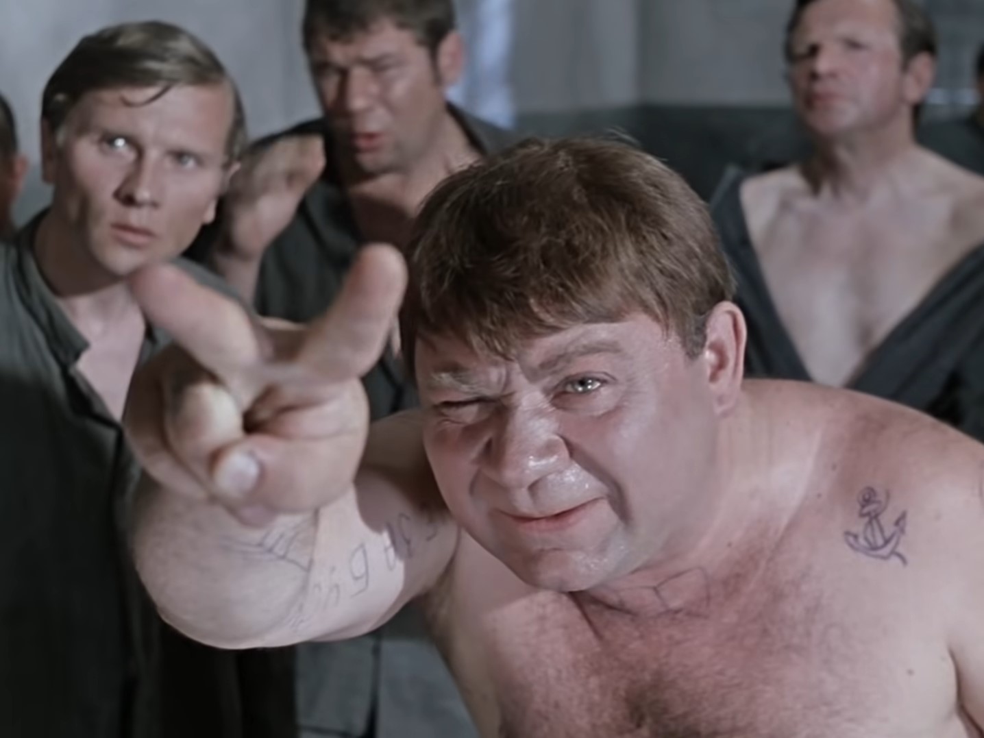 — Скока я зарезал, скока перерезал, скока душ я загубил… Моргалы выколю!
— Помогите, хулиганы зрения лишают!