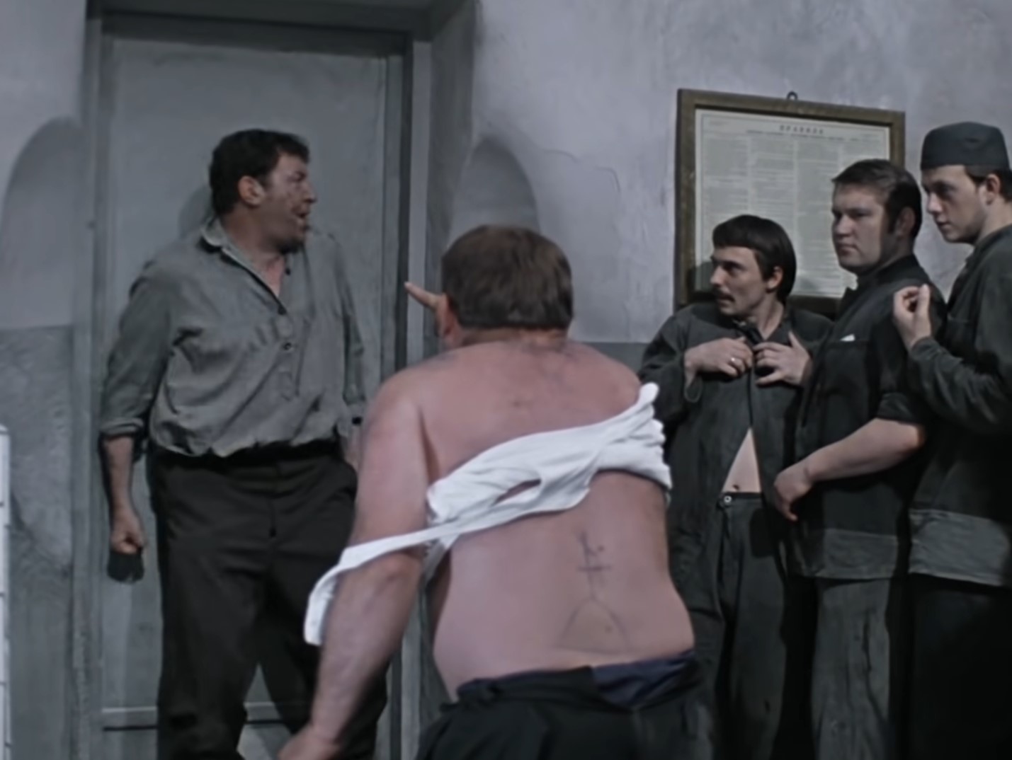 — Скока я зарезал, скока перерезал, скока душ я загубил… Моргалы выколю!
— Помогите, хулиганы зрения лишают!