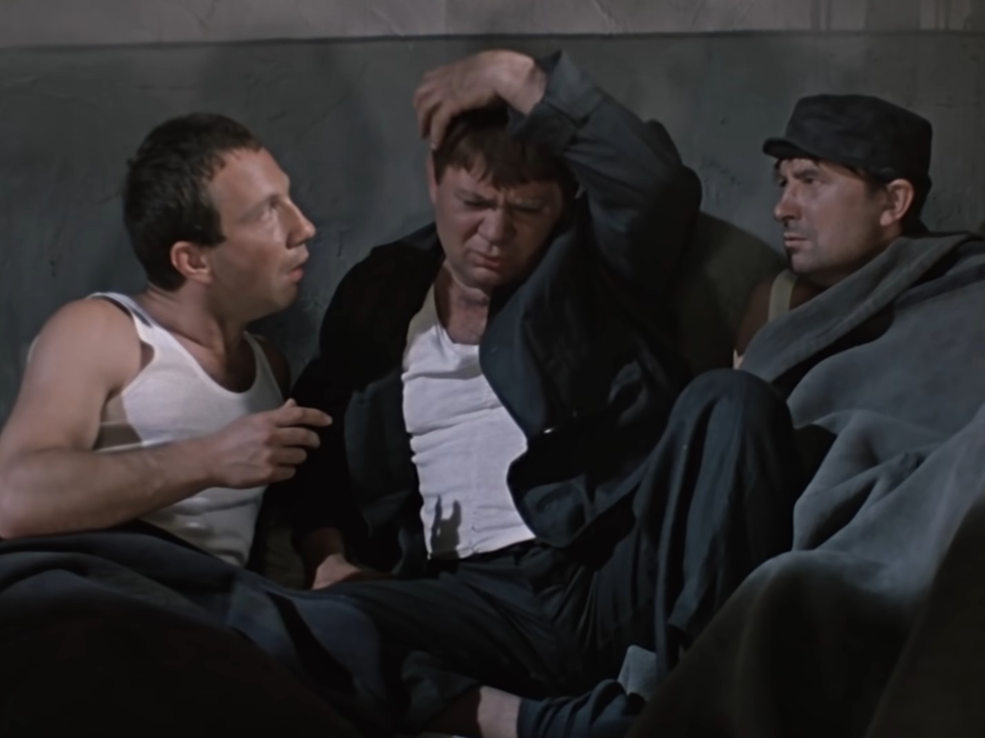 В поезде я с полки упал, башкой вниз. Ударился — тут помню, тут ничего…