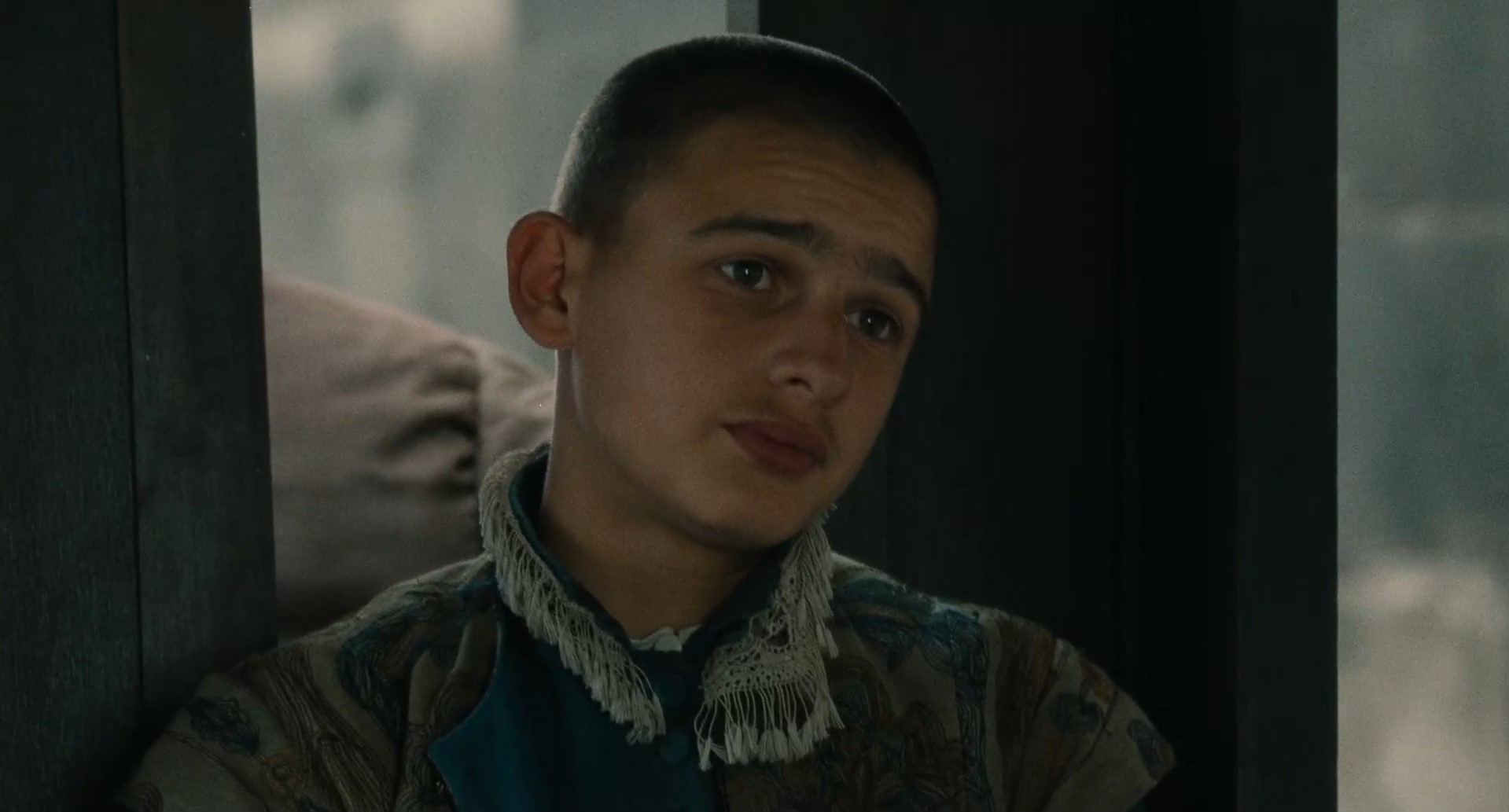 — Вас ждёт король Генрих, а ваше платье в крови.
— Это не имеет значения, была бы улыбка на устах.