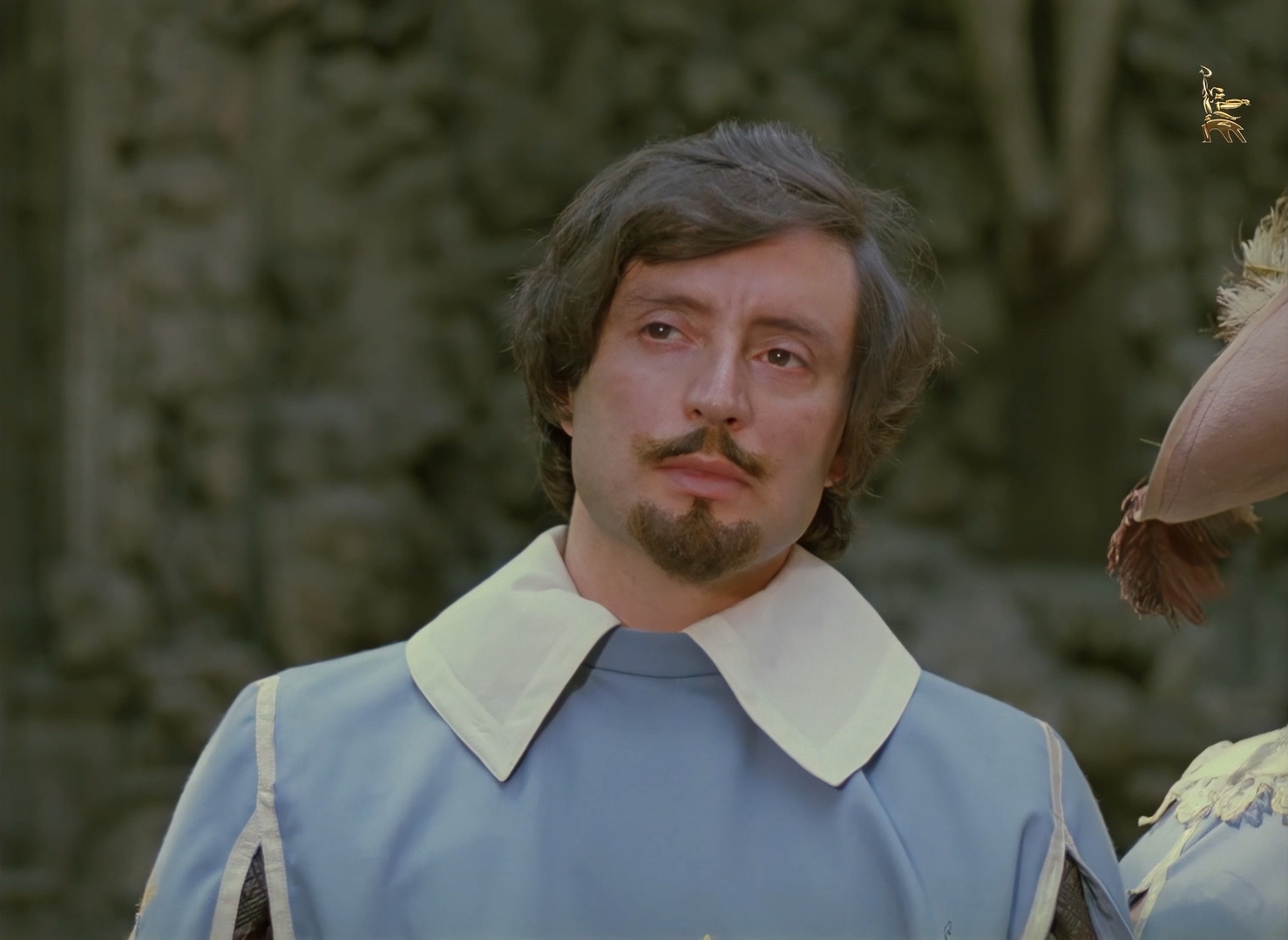 Нас будет трое, из которых один раненый, в придачу неопытный юноша, а скажут... Скажут... что нас было четверо.де Жюссак: — Вложите-ка шпаги в ножны и следуйте за нами. Вы арестованы.
Атос: — Их много, а нас только трое.
Арамис: — Вот именно, трое. И мы опять потерпим поражение. Или...
Портос: — Я согласен с Арамисом. Или нам придётся умереть на месте.
д’Артаньян: — Разрешите поправить вас, господа, нас четверо!
Портос: — Но вы же не мушкетёр!
де Жюссак: — А вы, молодой человек, отойдите. Мы даже не будем возражать, если вы удалитесь. Или вам мало Менга?
д’Артаньян: — На мне нет одежды мушкетёра, но душой я мушкетёр! Сердце моё — сердце мушкетёра!
де Жюссак: — Повторяю, господа, соблаговолите следовать за нами. Или мы вынуждены будем взять вас силой.
Атос: — Нас будет трое, из которых один раненый, в придачу неопытный юноша, а скажут... Скажут... что нас было четверо.
Арамис: — Атос, но отступать как-то...
Портос: — Я предлагаю драку!
д’Артаньян: — Возьмите меня! Господа, вы не пожалеете!
Атос: — Мы будем иметь честь атаковать вас!
д’Артаньян: — О! А этот мой!
де Жюссак: — Гвардейцы, к бою!