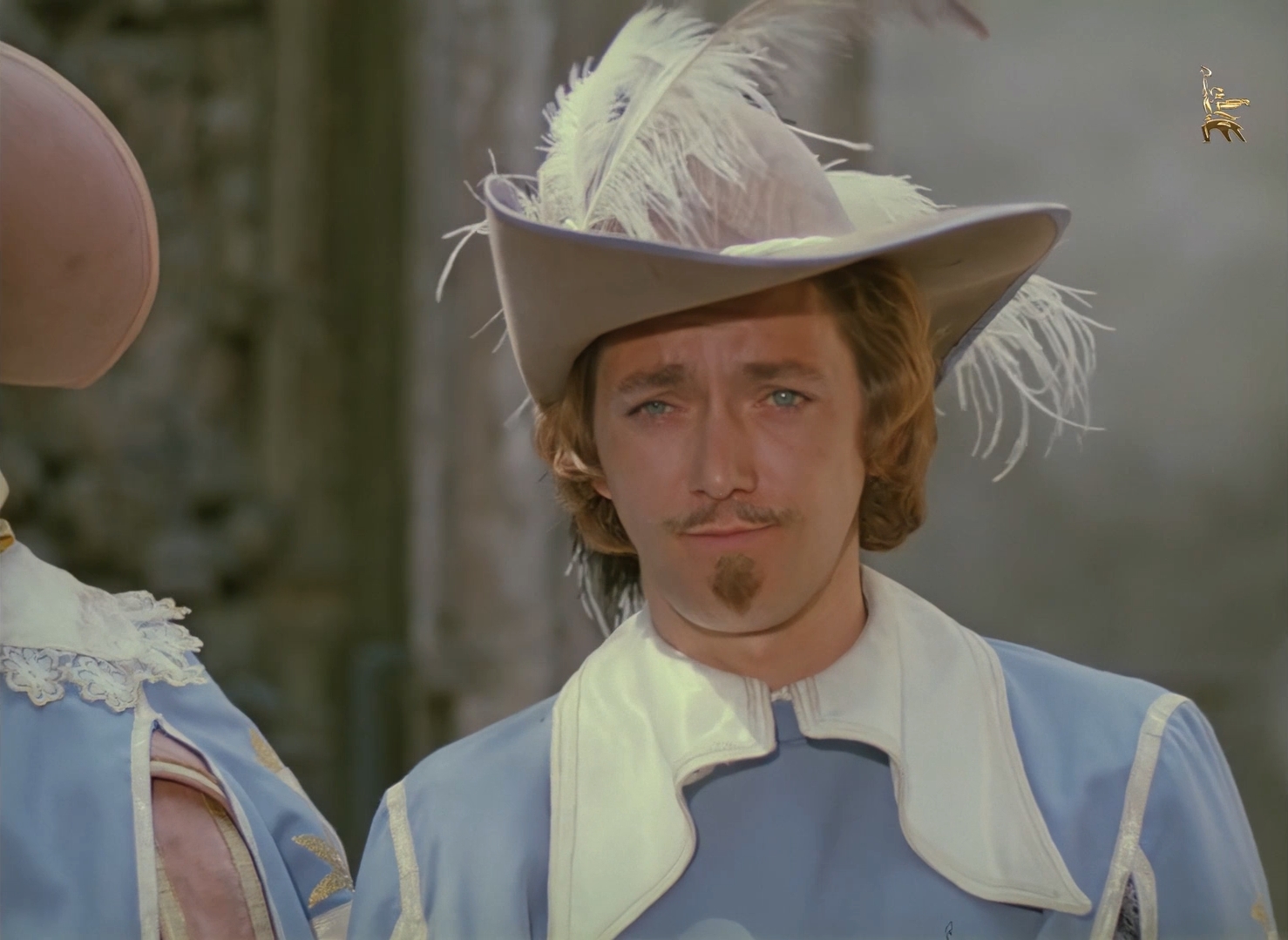 Нас будет трое, из которых один раненый, в придачу неопытный юноша, а скажут... Скажут... что нас было четверо.де Жюссак: — Вложите-ка шпаги в ножны и следуйте за нами. Вы арестованы.
Атос: — Их много, а нас только трое.
Арамис: — Вот именно, трое. И мы опять потерпим поражение. Или...
Портос: — Я согласен с Арамисом. Или нам придётся умереть на месте.
д’Артаньян: — Разрешите поправить вас, господа, нас четверо!
Портос: — Но вы же не мушкетёр!
де Жюссак: — А вы, молодой человек, отойдите. Мы даже не будем возражать, если вы удалитесь. Или вам мало Менга?
д’Артаньян: — На мне нет одежды мушкетёра, но душой я мушкетёр! Сердце моё — сердце мушкетёра!
де Жюссак: — Повторяю, господа, соблаговолите следовать за нами. Или мы вынуждены будем взять вас силой.
Атос: — Нас будет трое, из которых один раненый, в придачу неопытный юноша, а скажут... Скажут... что нас было четверо.
Арамис: — Атос, но отступать как-то...
Портос: — Я предлагаю драку!
д’Артаньян: — Возьмите меня! Господа, вы не пожалеете!
Атос: — Мы будем иметь честь атаковать вас!
д’Артаньян: — О! А этот мой!
де Жюссак: — Гвардейцы, к бою!