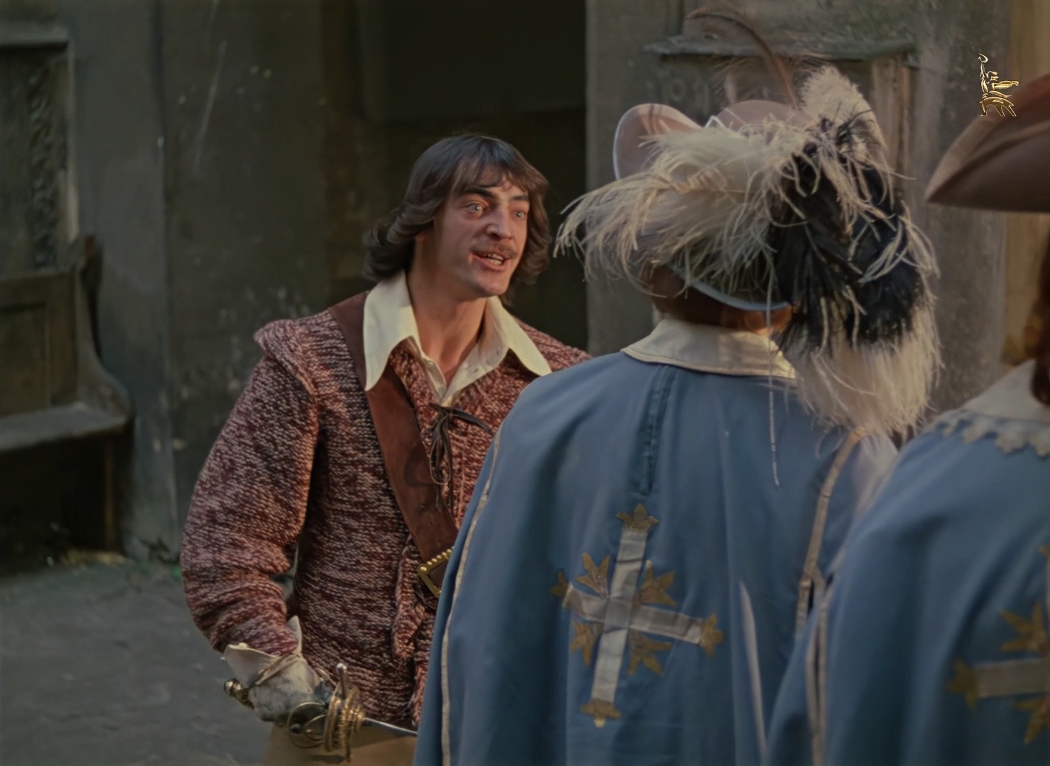 Нас будет трое, из которых один раненый, в придачу неопытный юноша, а скажут... Скажут... что нас было четверо.де Жюссак: — Вложите-ка шпаги в ножны и следуйте за нами. Вы арестованы.
Атос: — Их много, а нас только трое.
Арамис: — Вот именно, трое. И мы опять потерпим поражение. Или...
Портос: — Я согласен с Арамисом. Или нам придётся умереть на месте.
д’Артаньян: — Разрешите поправить вас, господа, нас четверо!
Портос: — Но вы же не мушкетёр!
де Жюссак: — А вы, молодой человек, отойдите. Мы даже не будем возражать, если вы удалитесь. Или вам мало Менга?
д’Артаньян: — На мне нет одежды мушкетёра, но душой я мушкетёр! Сердце моё — сердце мушкетёра!
де Жюссак: — Повторяю, господа, соблаговолите следовать за нами. Или мы вынуждены будем взять вас силой.
Атос: — Нас будет трое, из которых один раненый, в придачу неопытный юноша, а скажут... Скажут... что нас было четверо.
Арамис: — Атос, но отступать как-то...
Портос: — Я предлагаю драку!
д’Артаньян: — Возьмите меня! Господа, вы не пожалеете!
Атос: — Мы будем иметь честь атаковать вас!
д’Артаньян: — О! А этот мой!
де Жюссак: — Гвардейцы, к бою!