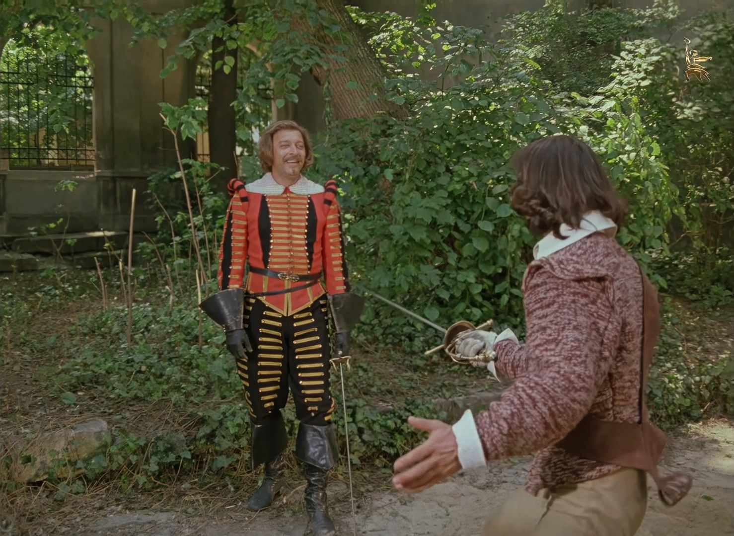 Нас будет трое, из которых один раненый, в придачу неопытный юноша, а скажут... Скажут... что нас было четверо.де Жюссак: — Вложите-ка шпаги в ножны и следуйте за нами. Вы арестованы.
Атос: — Их много, а нас только трое.
Арамис: — Вот именно, трое. И мы опять потерпим поражение. Или...
Портос: — Я согласен с Арамисом. Или нам придётся умереть на месте.
д’Артаньян: — Разрешите поправить вас, господа, нас четверо!
Портос: — Но вы же не мушкетёр!
де Жюссак: — А вы, молодой человек, отойдите. Мы даже не будем возражать, если вы удалитесь. Или вам мало Менга?
д’Артаньян: — На мне нет одежды мушкетёра, но душой я мушкетёр! Сердце моё — сердце мушкетёра!
де Жюссак: — Повторяю, господа, соблаговолите следовать за нами. Или мы вынуждены будем взять вас силой.
Атос: — Нас будет трое, из которых один раненый, в придачу неопытный юноша, а скажут... Скажут... что нас было четверо.
Арамис: — Атос, но отступать как-то...
Портос: — Я предлагаю драку!
д’Артаньян: — Возьмите меня! Господа, вы не пожалеете!
Атос: — Мы будем иметь честь атаковать вас!
д’Артаньян: — О! А этот мой!
де Жюссак: — Гвардейцы, к бою!